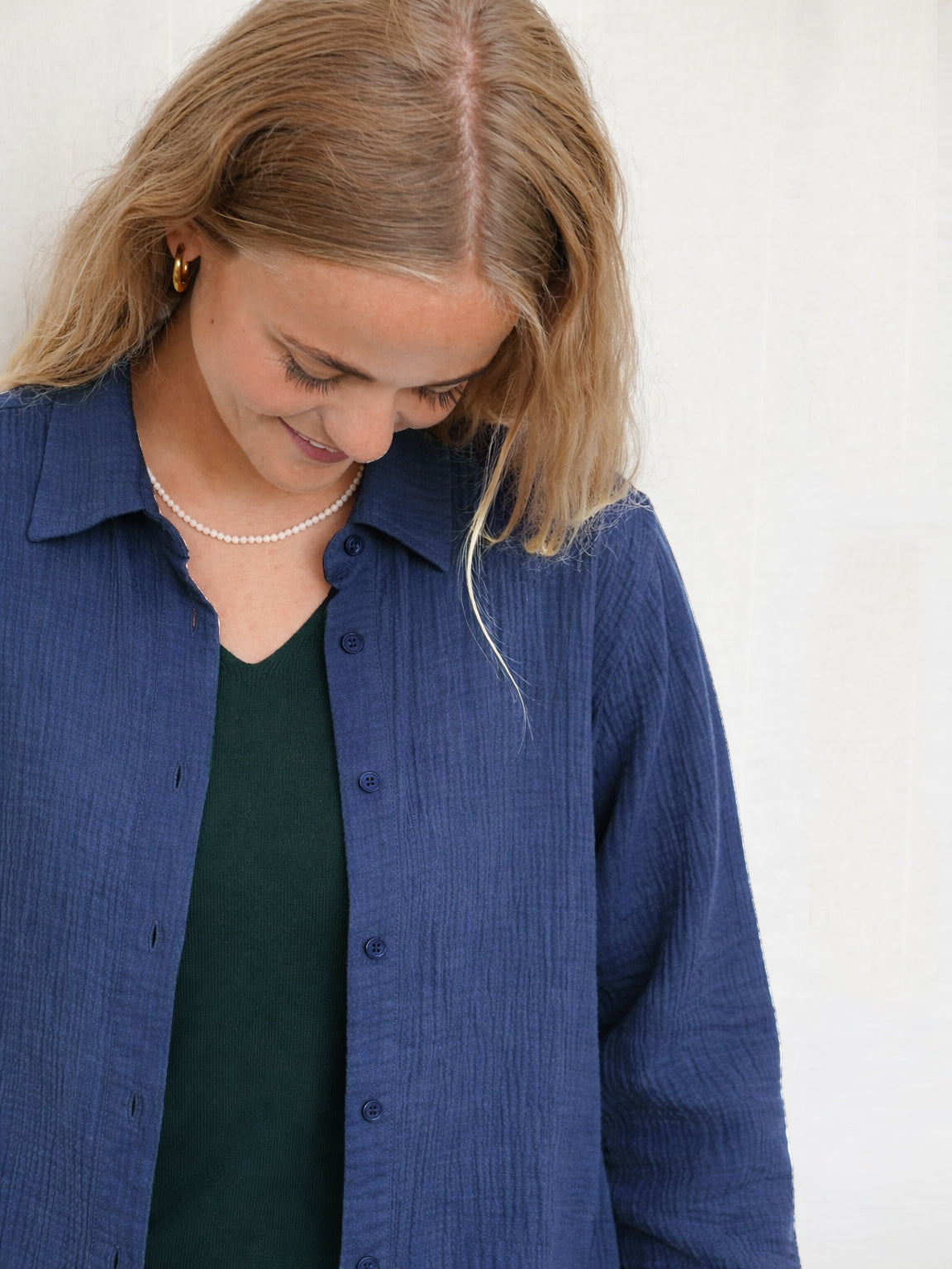 Musselinbluse Damen blau aus Bio-Baumwolle GOTS Detail getragen