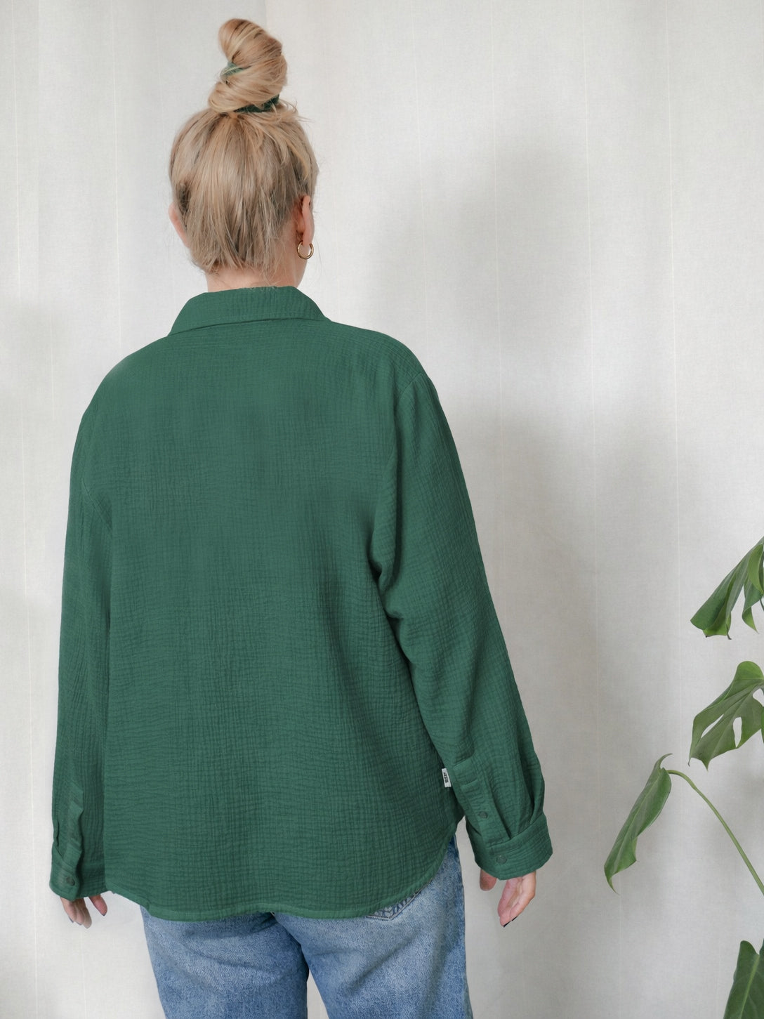 Musselinbluse Damen grün aus Bio-Baumwolle GOTS getragen von weiblichem Model