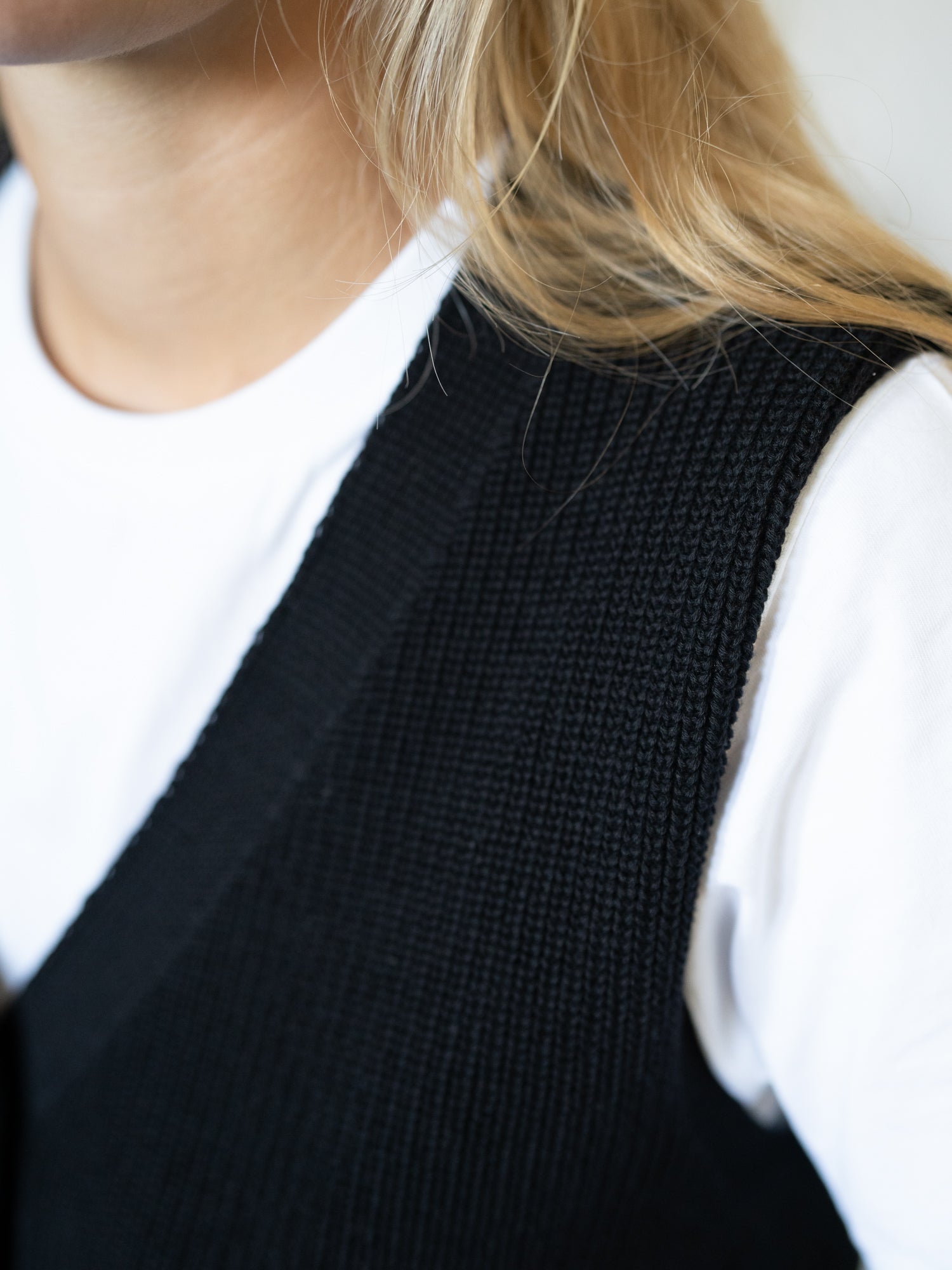 Detailansicht schwarze Strickweste für Frauen – feine Struktur aus Bio-Baumwolle