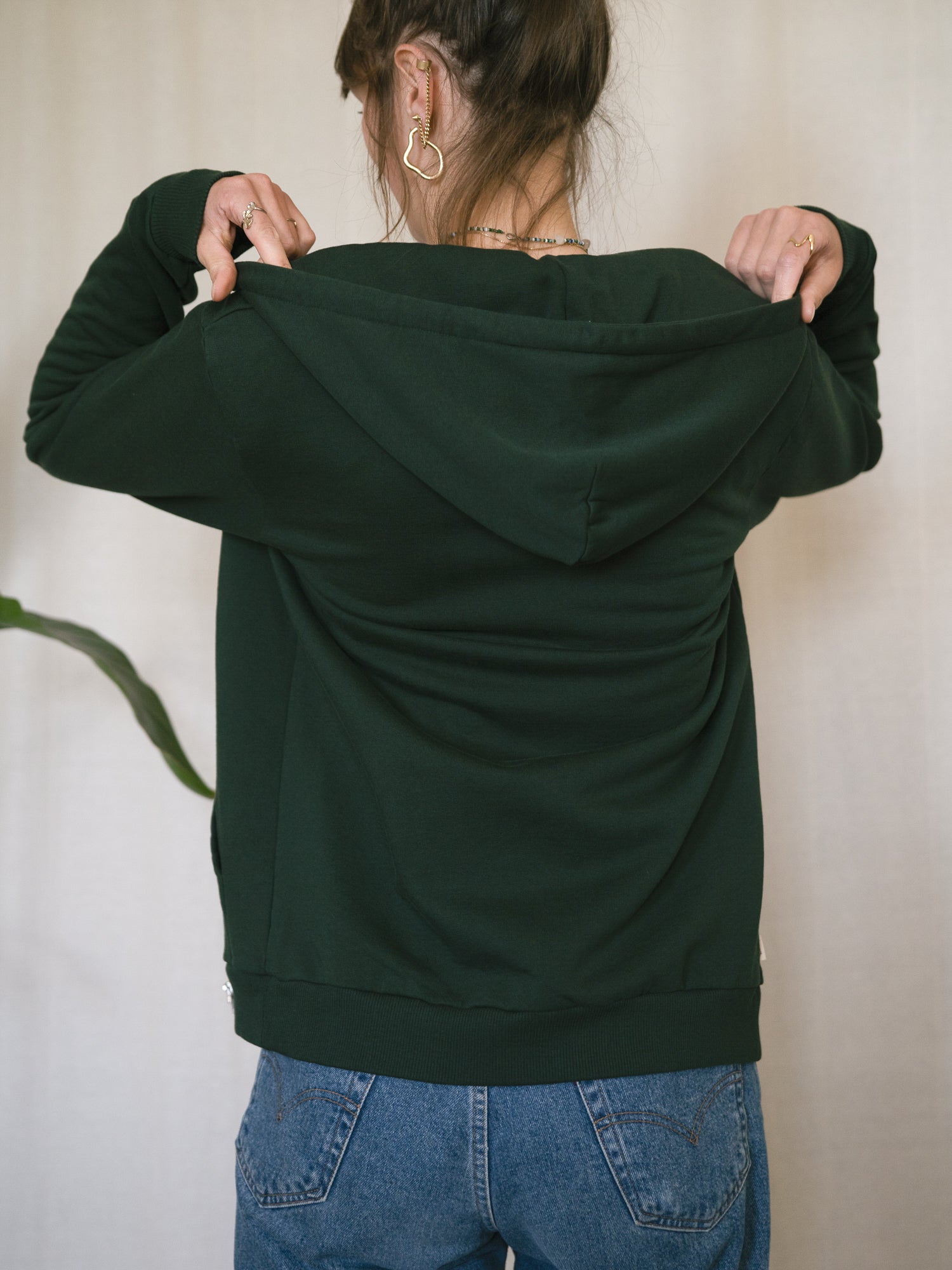 FUXBAU Sweatjacke Frauen grün – Rückansicht der Kapuzenjacke aus 100% Biobaumwolle, nachhaltig produziert in Portugal