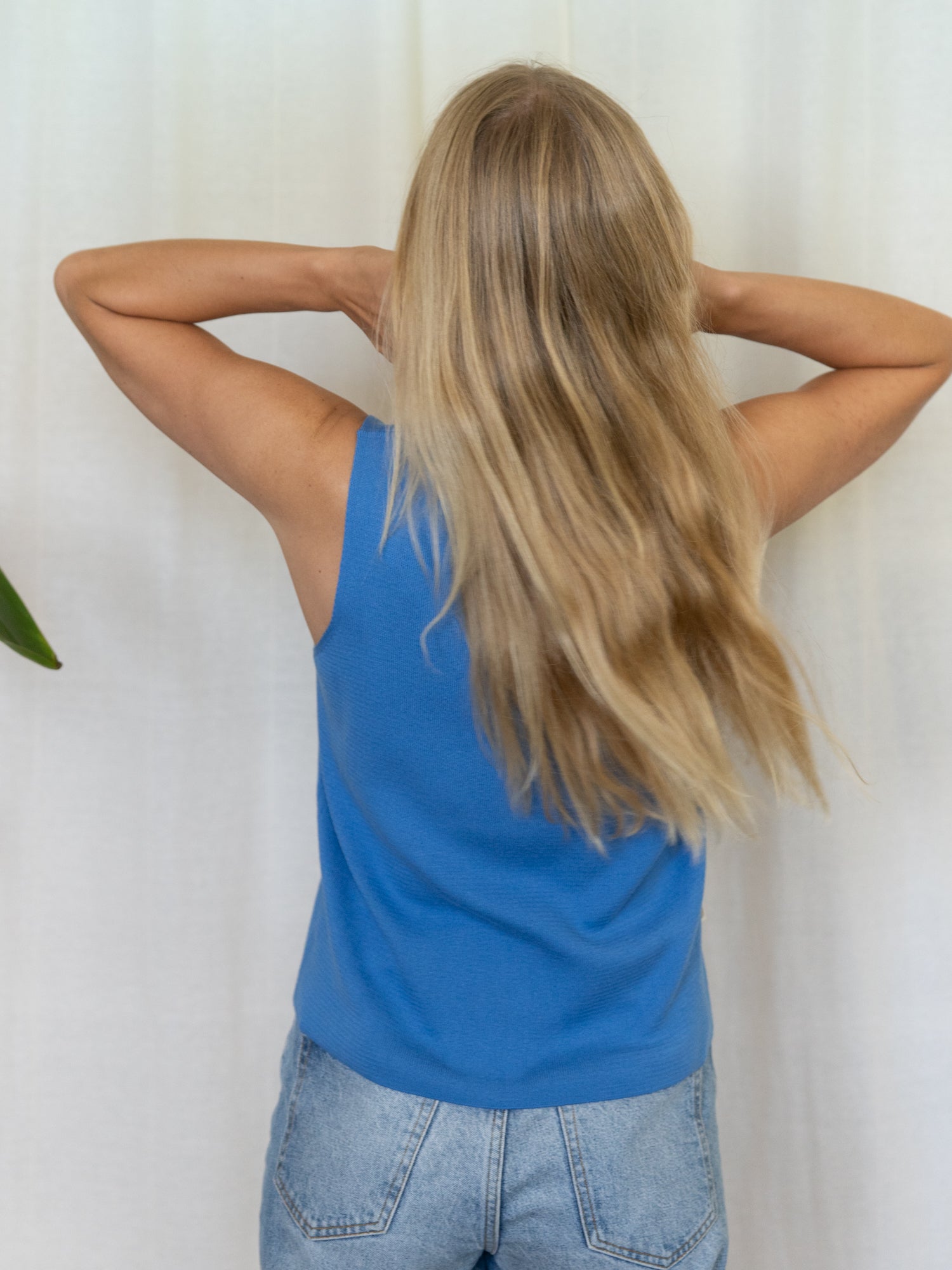 FUXBAU Damen Stricktop blau Rückenansicht aus nachhaltiger Bio-Baumwolle