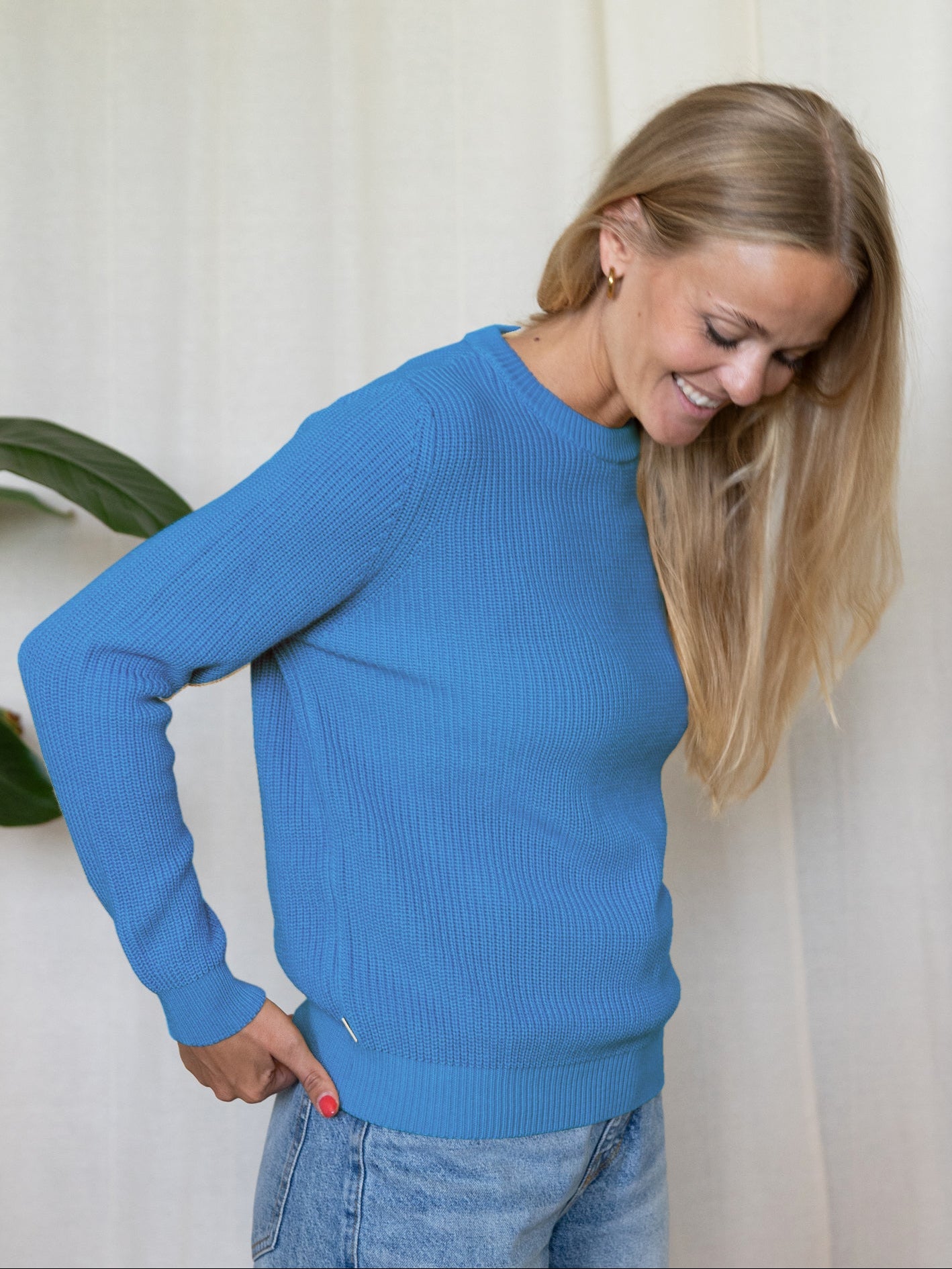 Greta trägt den GOTS zertifizierten 4Seasons Frauen Strickpullover aus 100% Biobaumwolle