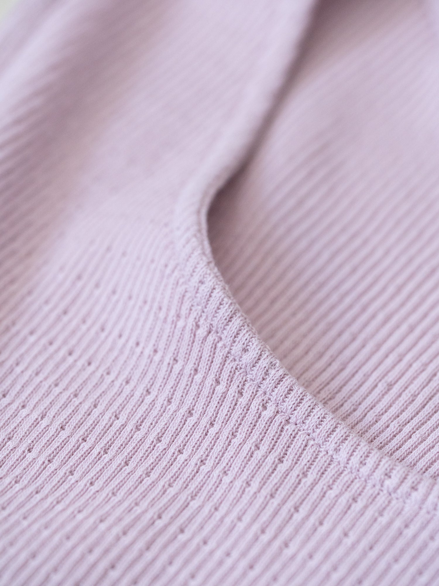 Rib Top Damen pastellrosa aus Bio-Baumwolle GOTS Ausschnitt Detail