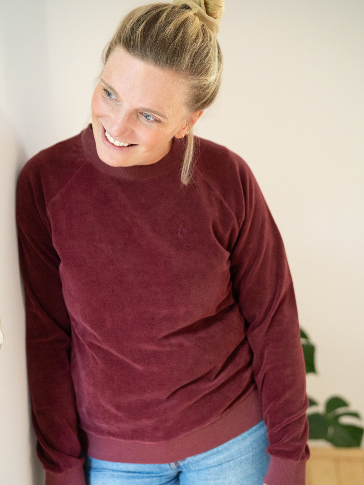 Frauen Samt Sweater bordeaux aus 100% GOTS zertifizierter Biobaumwolle, gefertigt in Portugal – Seitenansicht, lächelnd getragen