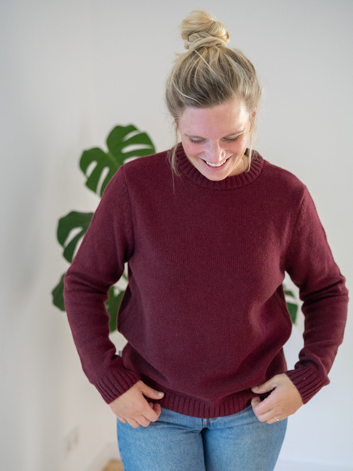 Frauen Strickpullover bordeaux aus 100% Merinowolle, gestrickt in Deutschland – Vorderansicht mit Rundhalsausschnitt, langen Ärmeln und Rippbündchen