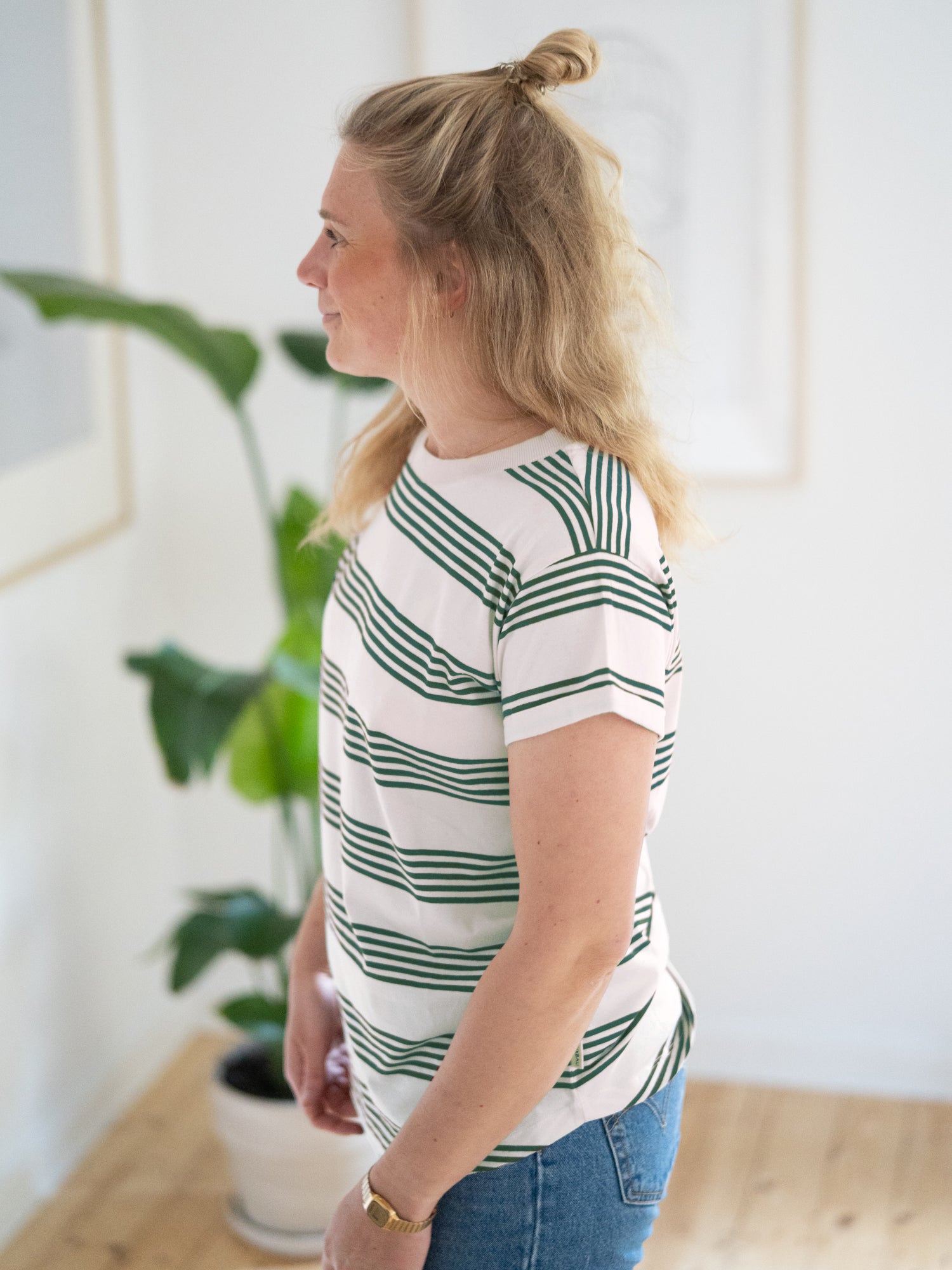 Junge blonde Frau trägt das nachhaltige FF Frauen Streifenshirt in creme grün aus 100% Biobaumwolle, GOTS und fair in Portugal hergestellt von FUXBAU