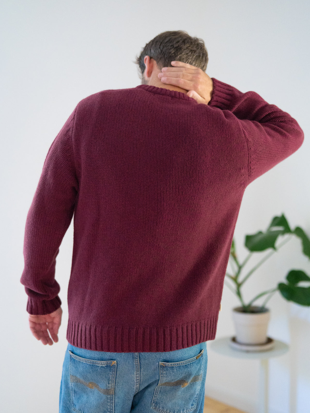 Männer Strickpullover bordeaux aus 100% Merinowolle, gestrickt in Deutschland – Rückansicht mit Rundhalsausschnitt, Ärmeln und Rippbündchen