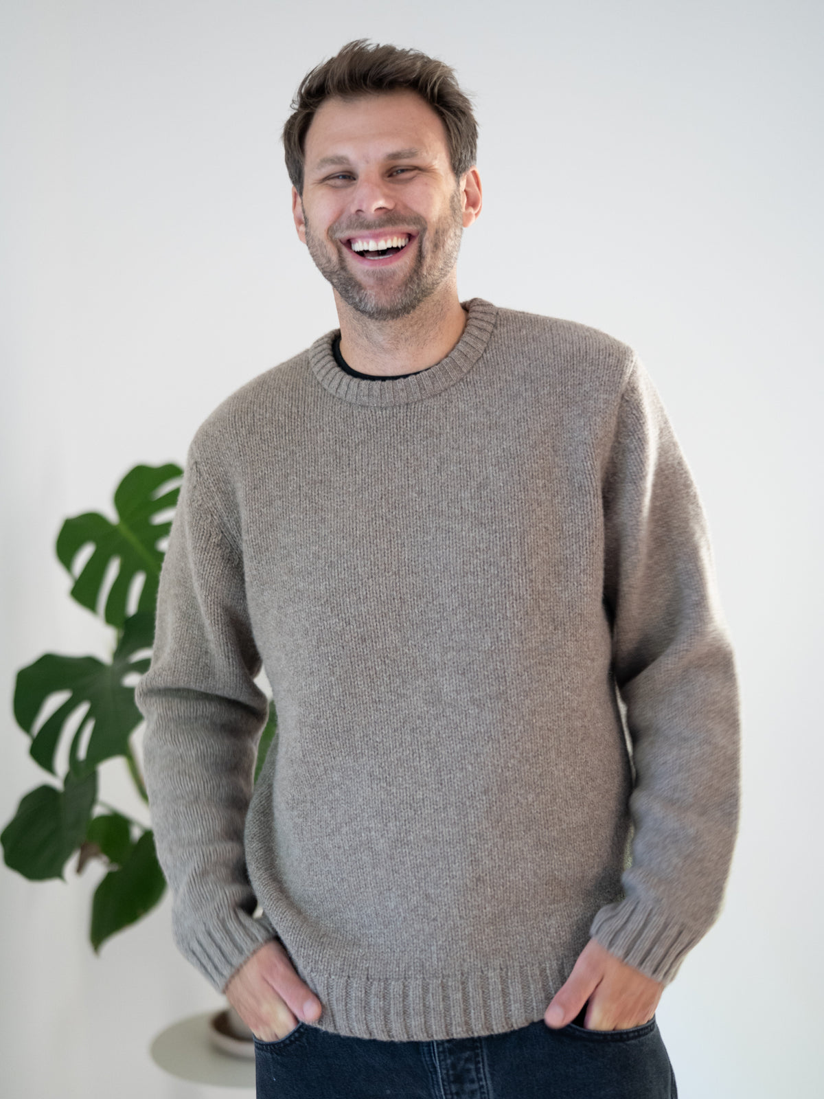 Männer Strickpullover braunmeliert aus 100% Merinowolle, gestrickt in Deutschland – Vorderansicht mit Rundhalsausschnitt und gerader Passform