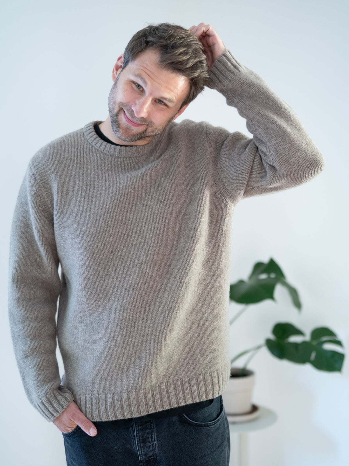 Männer Strickpullover braunmeliert aus 100% Merinowolle, gestrickt in Deutschland – Vorderansicht mit Rundhalsausschnitt und Rippbündchen