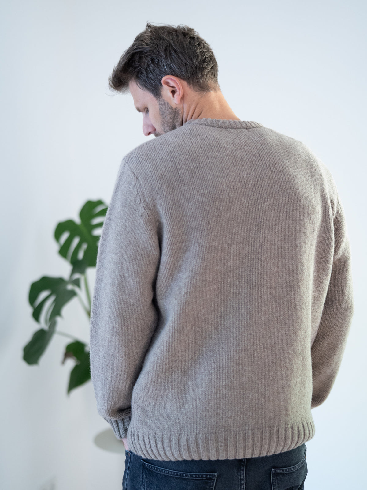 Männer Strickpullover braunmeliert aus 100% Merinowolle, gestrickt in Deutschland – Rückansicht mit Rundhalsausschnitt und Rippbündchen
