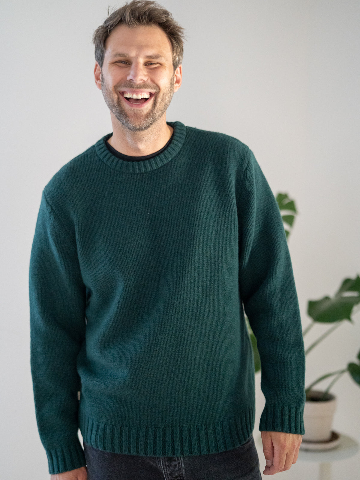 Männer Strickpullover grün aus 100% Merinowolle, gestrickt in Deutschland – Detailansicht von Rundhalsausschnitt und Strickstruktur
