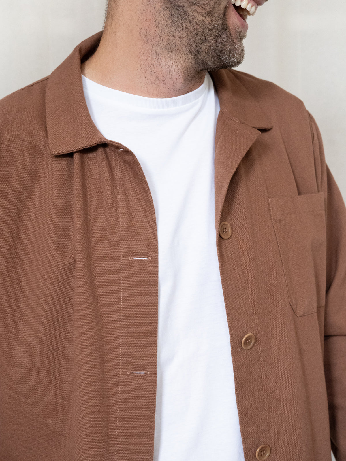 Detailansicht eines kastanienbraunen Männer Overshirts aus Biobaumwolle mit Brusttasche und Knöpfen
