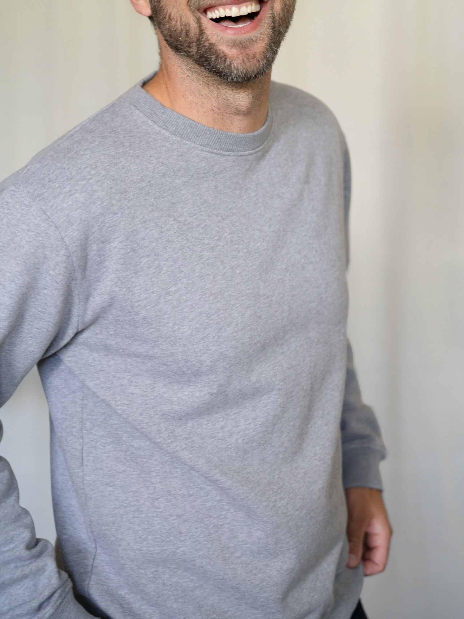 Detailansicht Männer Basic Sweater graumeliert – nachhaltiger Sweater aus Bio-Baumwolle, fair produziert in Portugal
