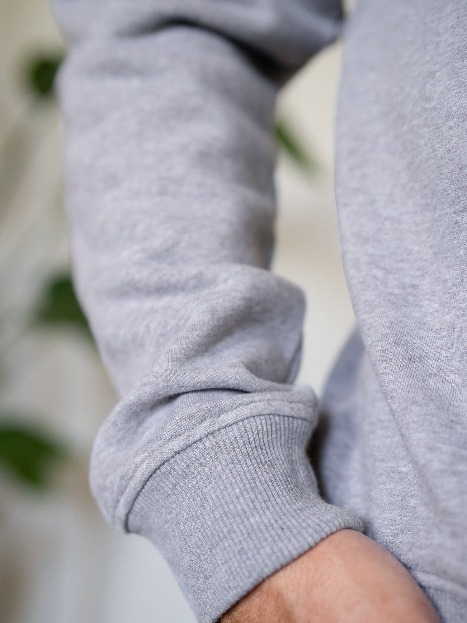 Ärmel-Detail Männer Basic Sweater graumeliert – hochwertige Verarbeitung aus 100% GOTS-zertifizierter Biobaumwolle, nachhaltig in Portugal gefertigt