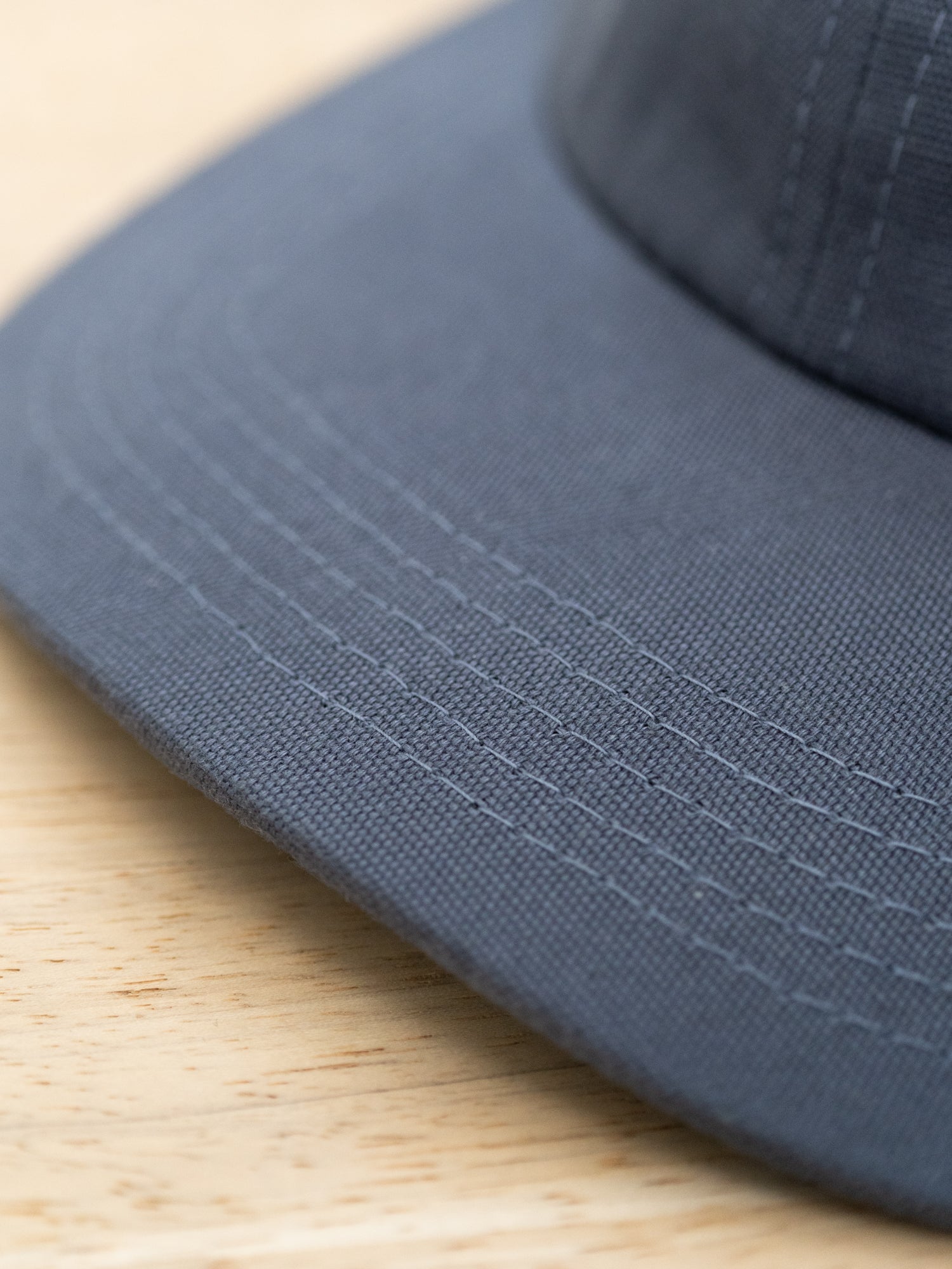 Cap Schirm Detail blaugrau Biobaumwolle Struktur