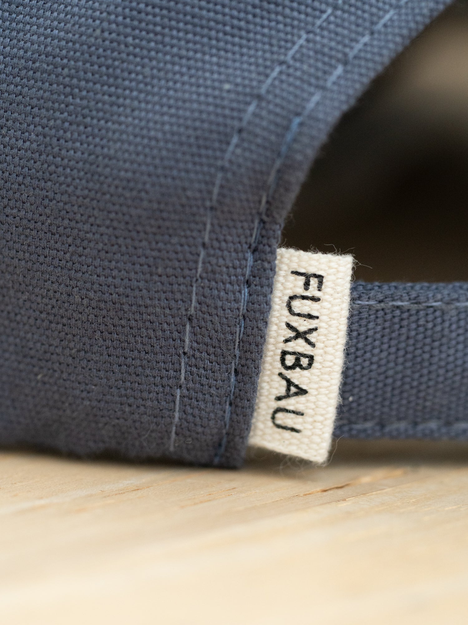 FUXBAU Label einer nachhaltigen Dad Cap in blaugrau aus Biobaumwolle