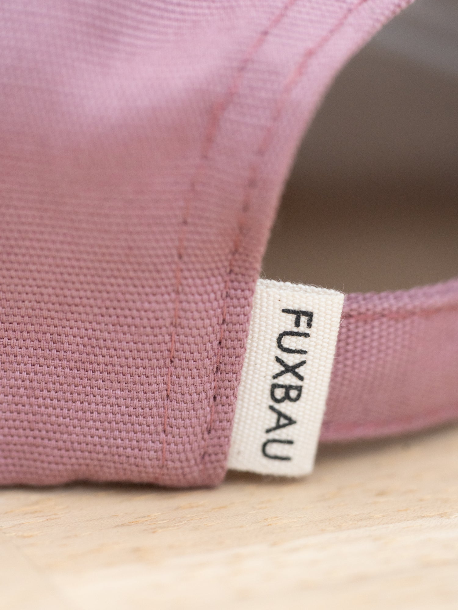 FUXBAU Label einer nachhaltigen Dad Cap in hellrot aus Biobaumwolle