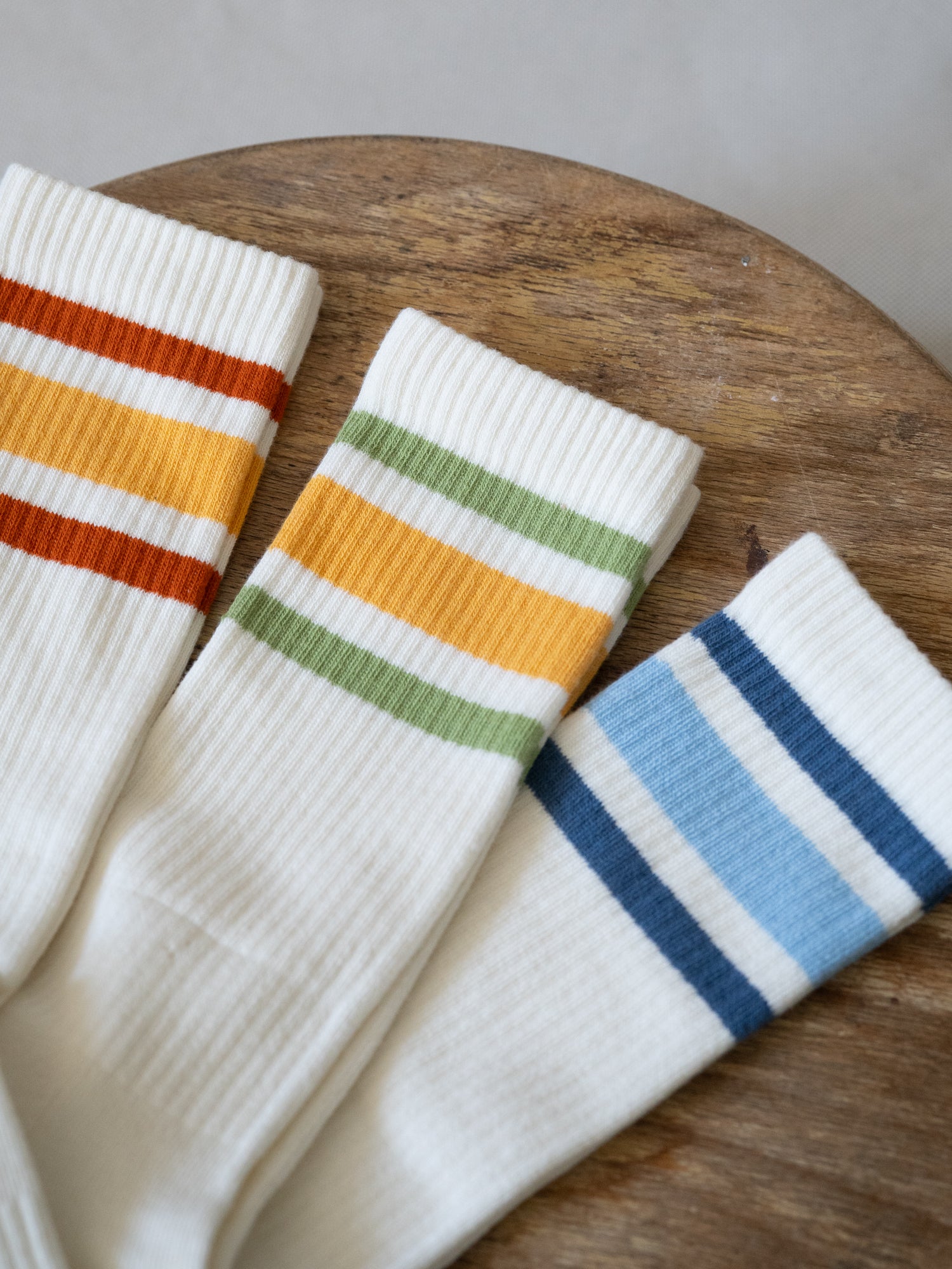 Detail der nachhaltigen Retro Tennissocken mit gerippten Bündchen aus  Biobaumwolle und farbigen STreifen Streifen