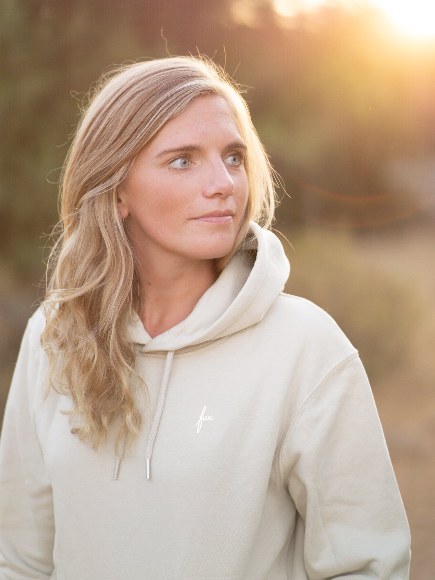 Detail Unisex Hoodie beige aus Bio-Baumwolle GOTS getragen von weiblichem Model