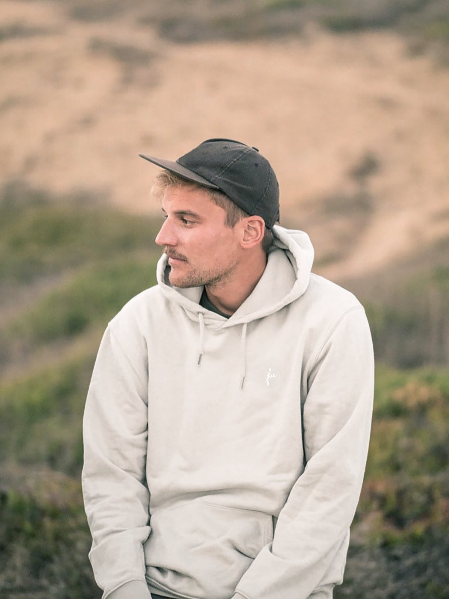 Unisex Hoodie beige aus Bio-Baumwolle GOTS getragen von männlichem Model