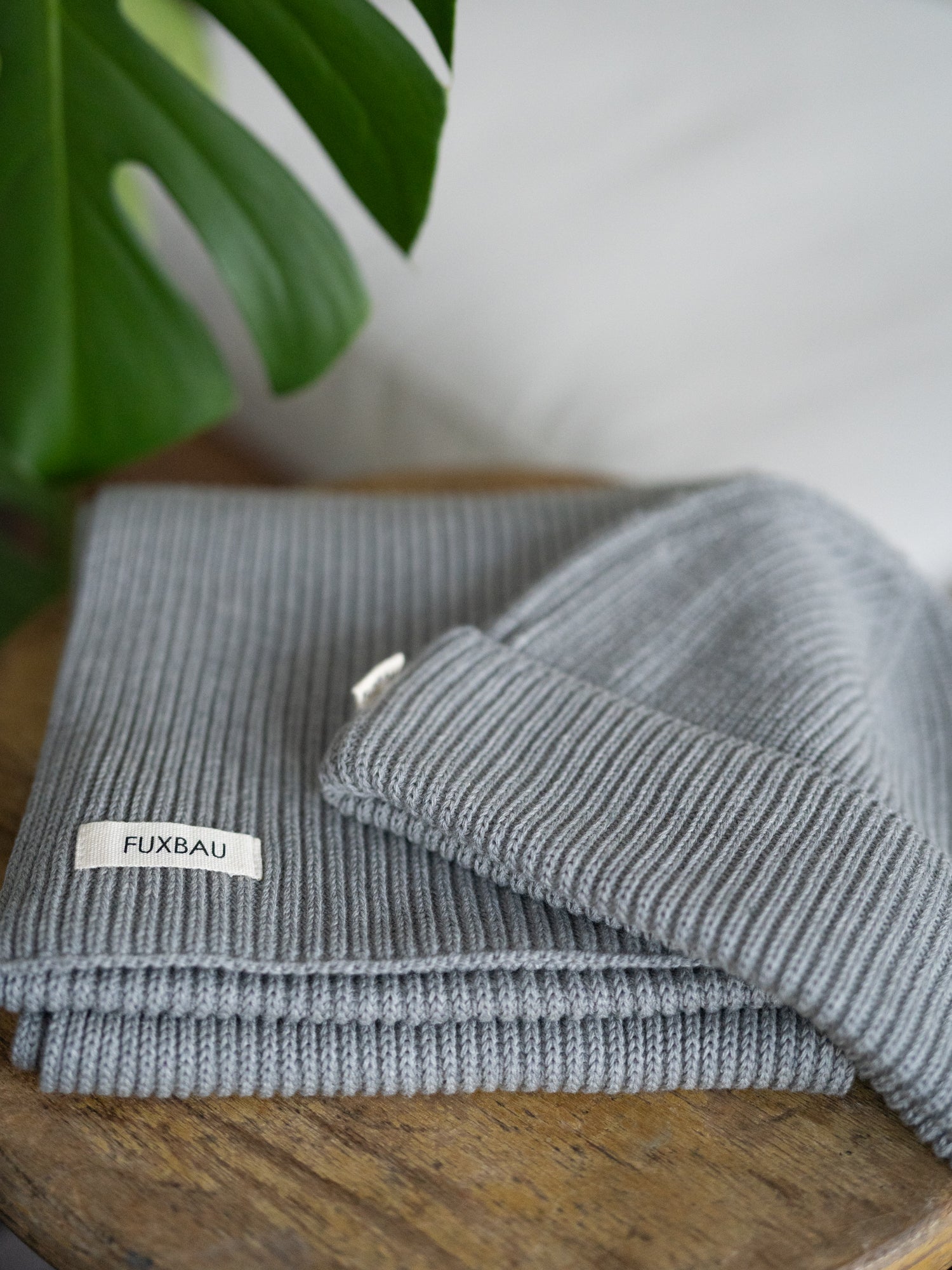 Veganes Fair Fashion Bundle bestehend aus Strickmütze und Strickschal aus 100% GOTS Biobaumwolle von FUXBAU in der Farbe grau.