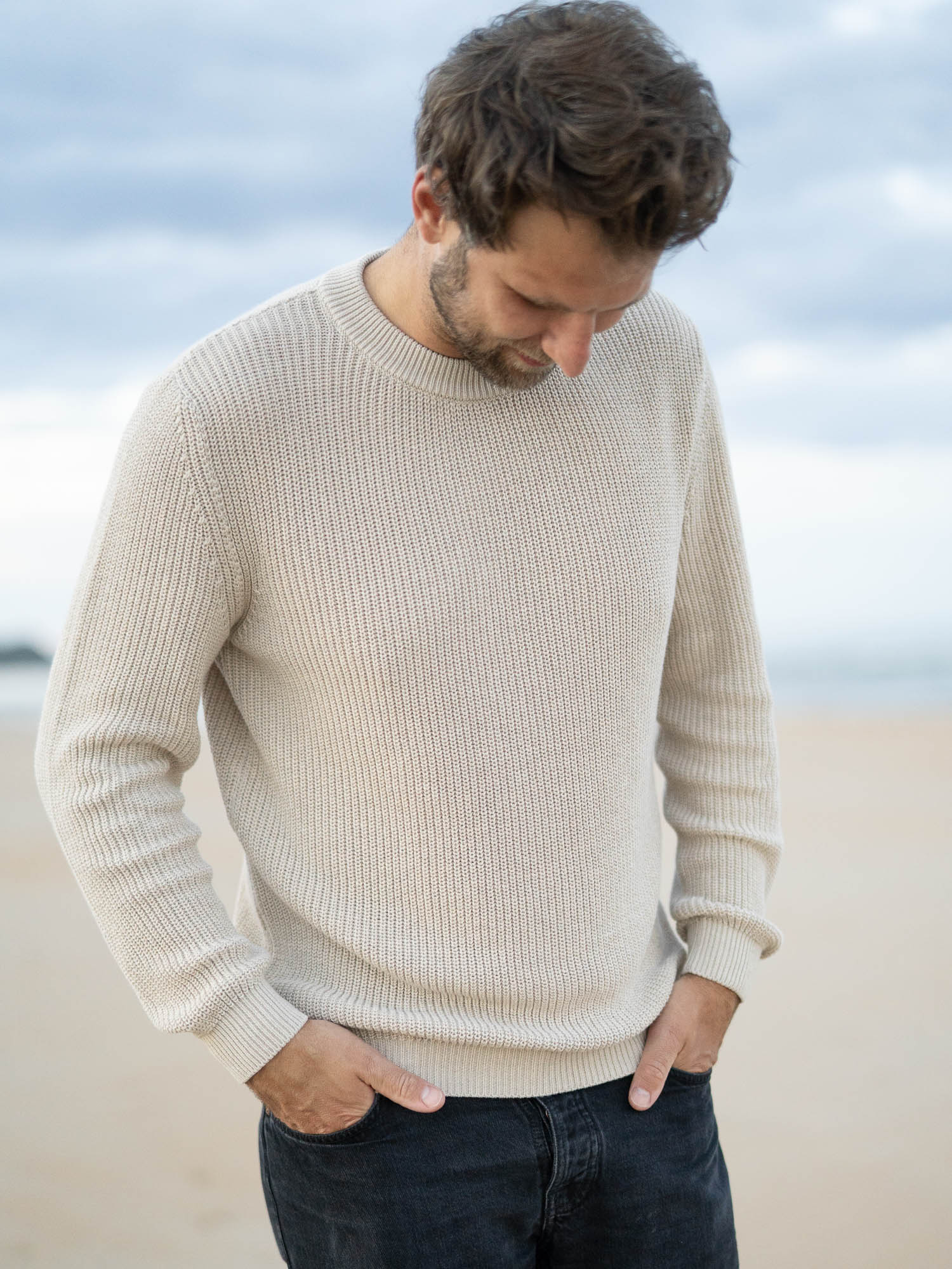 4Seasons Männer Strickpullover in beigemeliert aus 100% GOTS zertifizierter Biobaumwolle und fair in Italien hergestellt. Getragen von Philipp am Stand in Spanien.