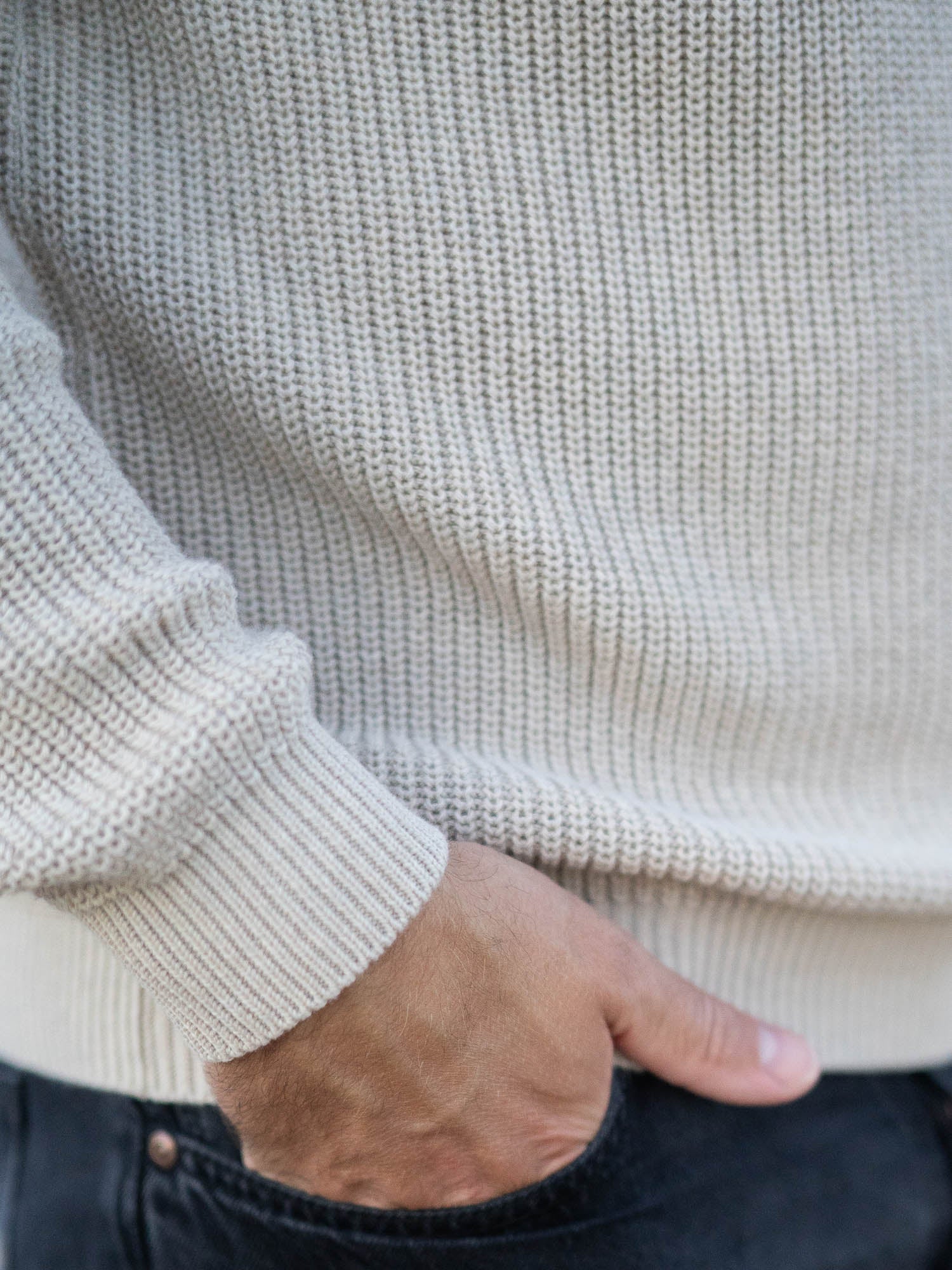 4Seasons Männer Strickpullover in beigemeliert aus 100% GOTS zertifizierter Biobaumwolle und fair in Italien hergestellt. Getragen von Philipp am Stand in Spanien.