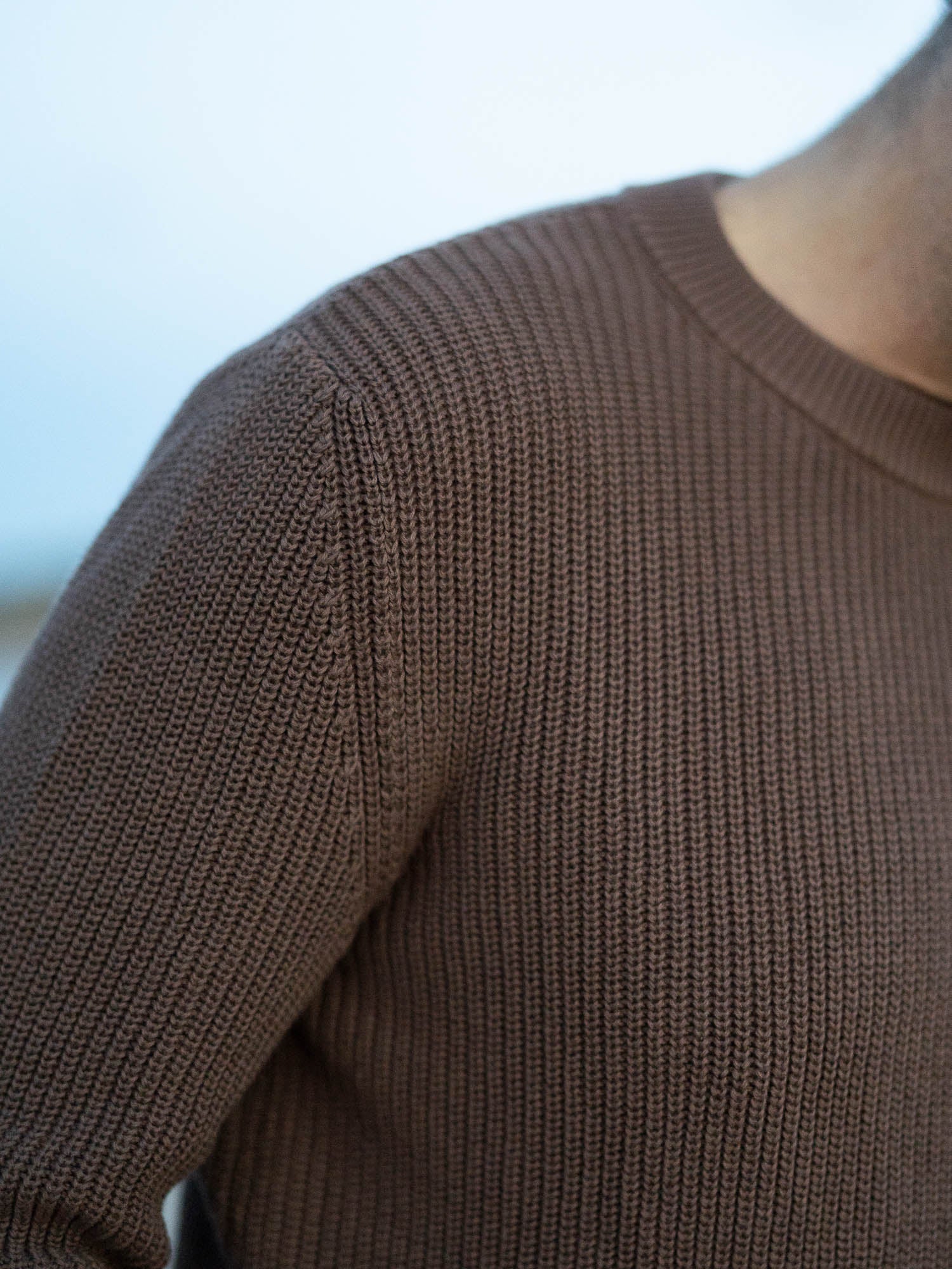 4Seasons Männer Strickpullover in braun aus 100% GOTS zertifizierter Biobaumwolle und fair in Italien hergestellt. Getragen von Philipp am Stand in Spanien.