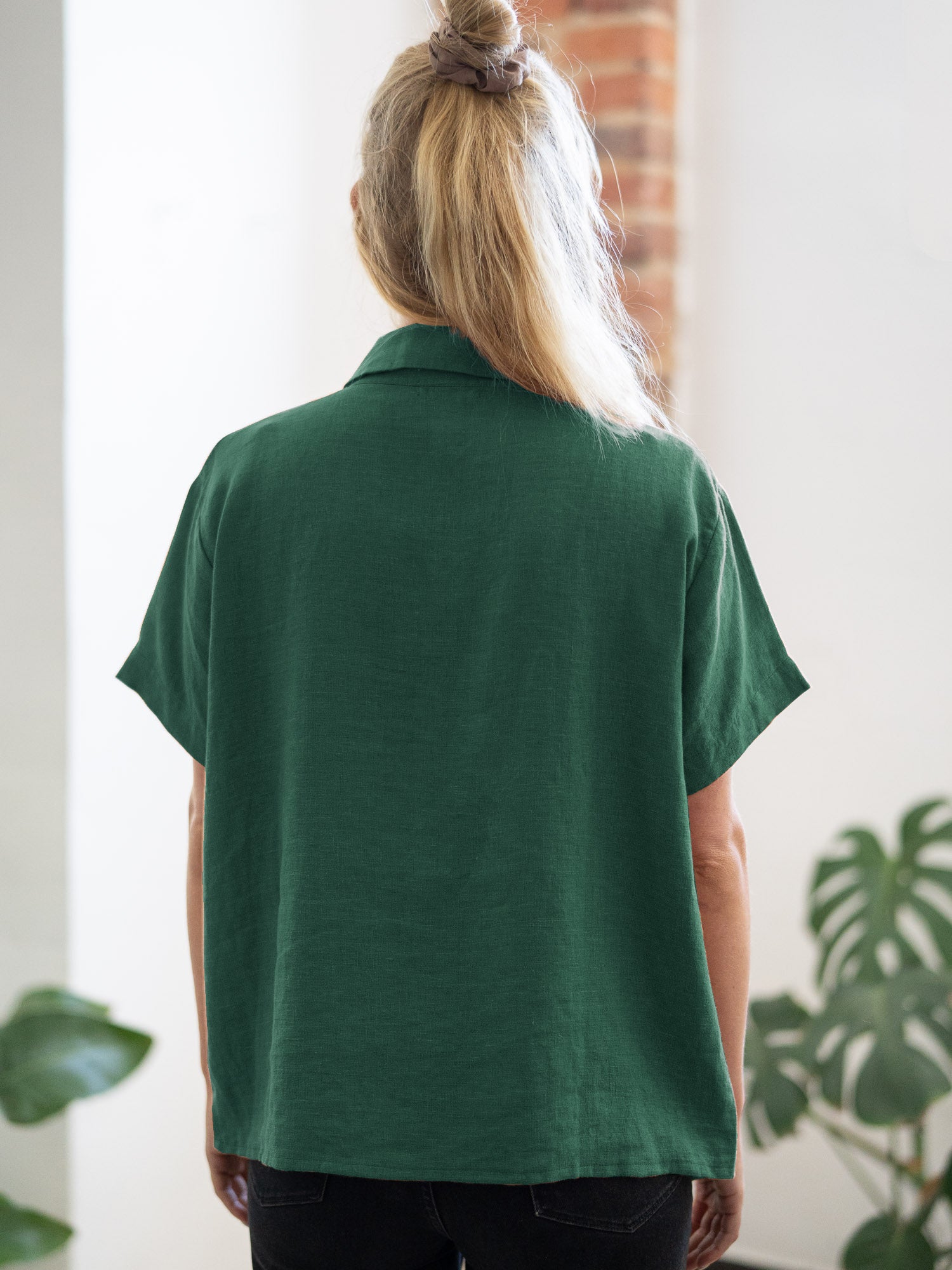 Rückseite der nachhaltige FUXBAU Leinenbluse in grün aus 100% Leinen und made in Portugal