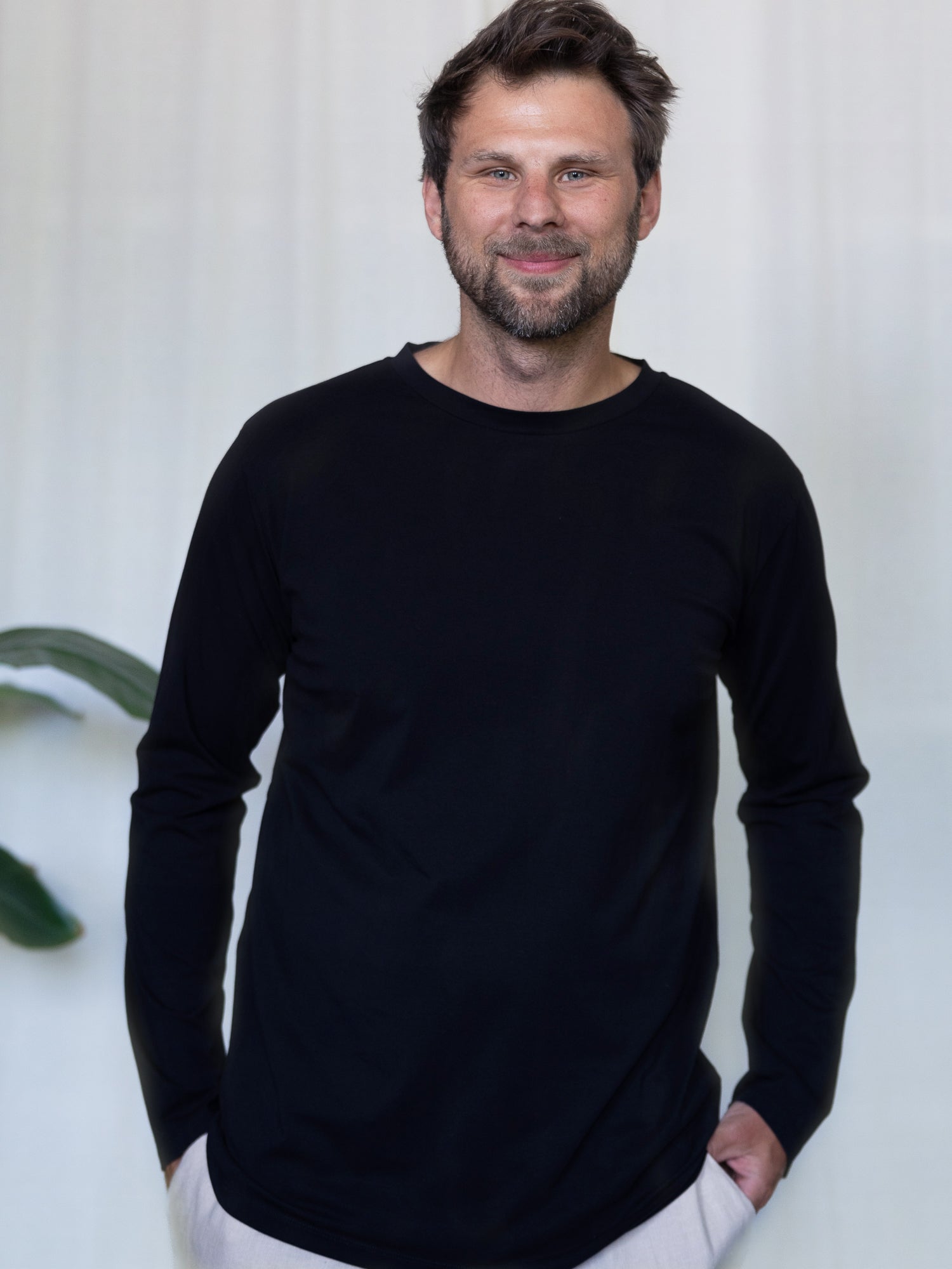 Nachhaltiges Männer Basic Langarmshirt in Schwarz – vielseitig kombinierbar, gefertigt aus GOTS-zertifizierter Biobaumwolle in Portugal