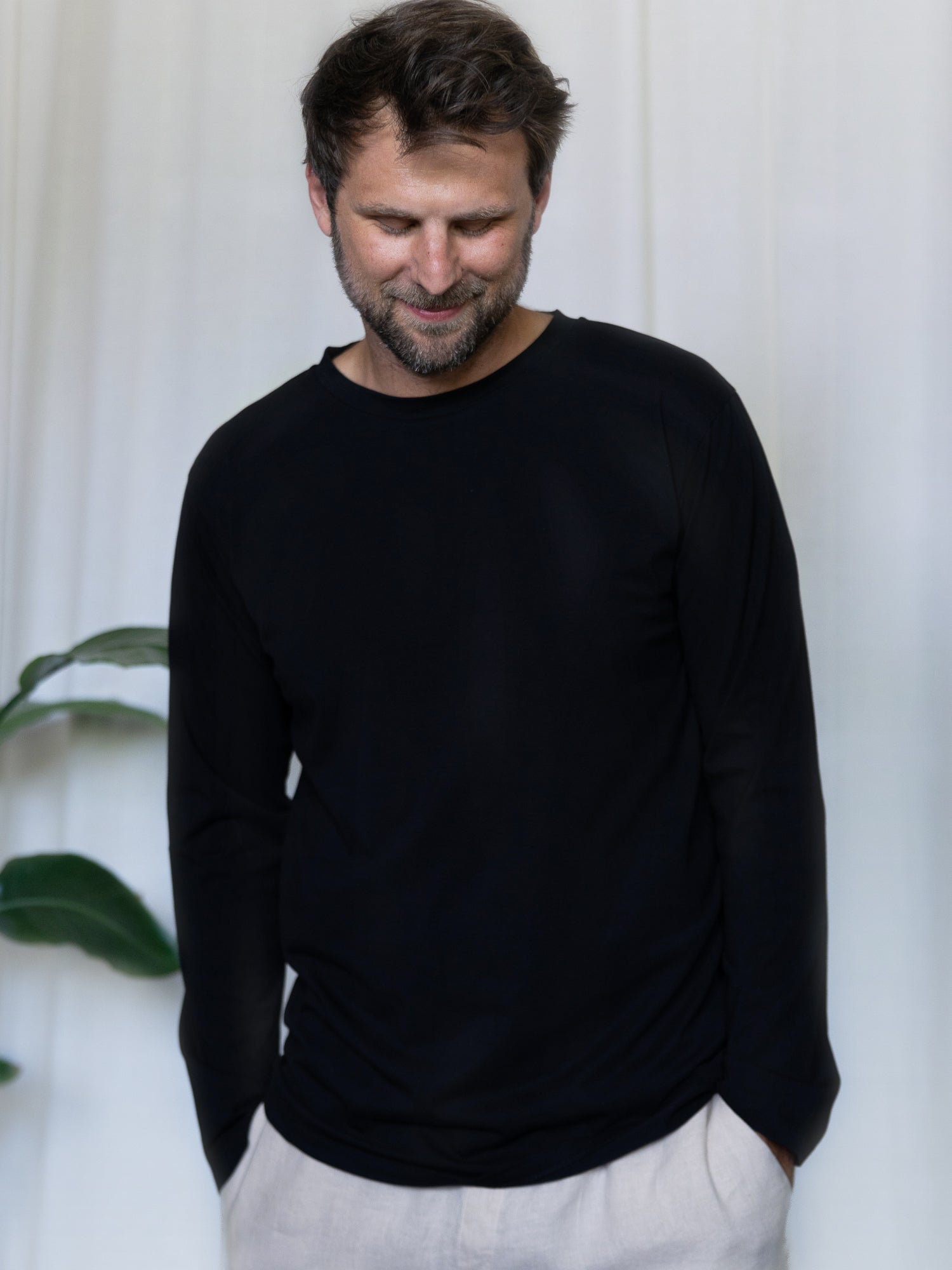 Männer Basic Langarmshirt schwarz – schlichter und zeitloser Allrounder aus GOTS-zertifizierter Biobaumwolle, fair produziert in Portugal