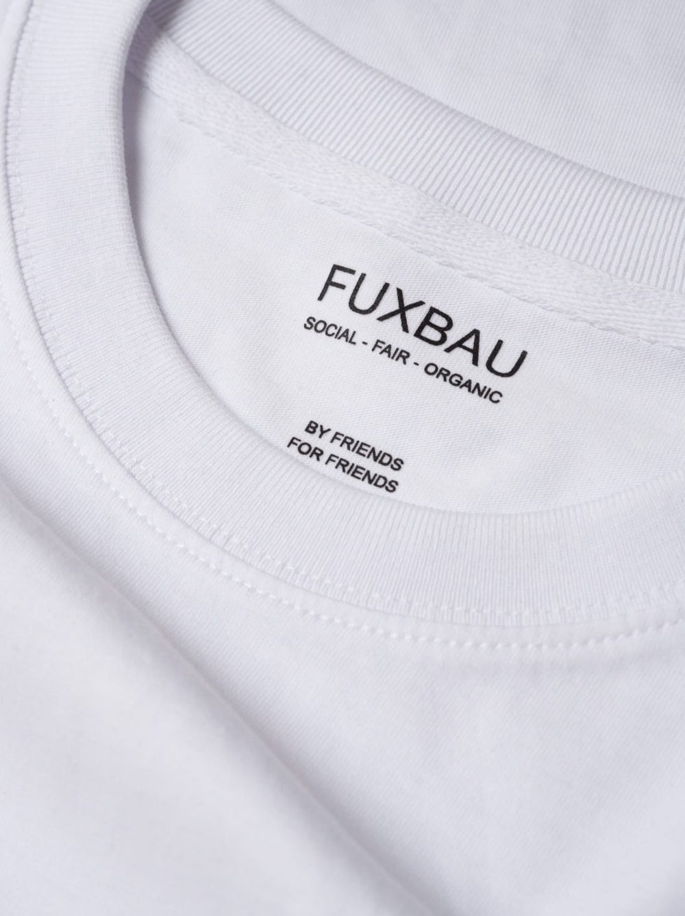 Imprint im weißem Basic T-shirt FUXBAU social - fair - organic