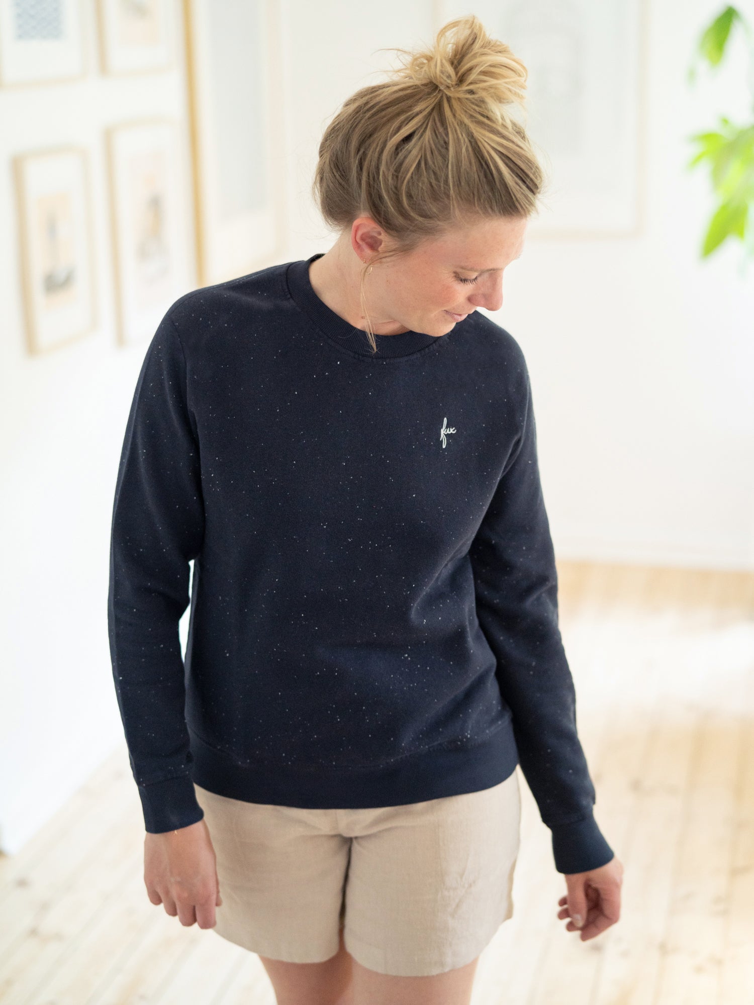 FUXBAU Frauen Neps Sweater in Navy – nachhaltiger Pullover aus GOTS-zertifizierter Biobaumwolle mit feiner Struktur, fair gefertigt in Portugal.