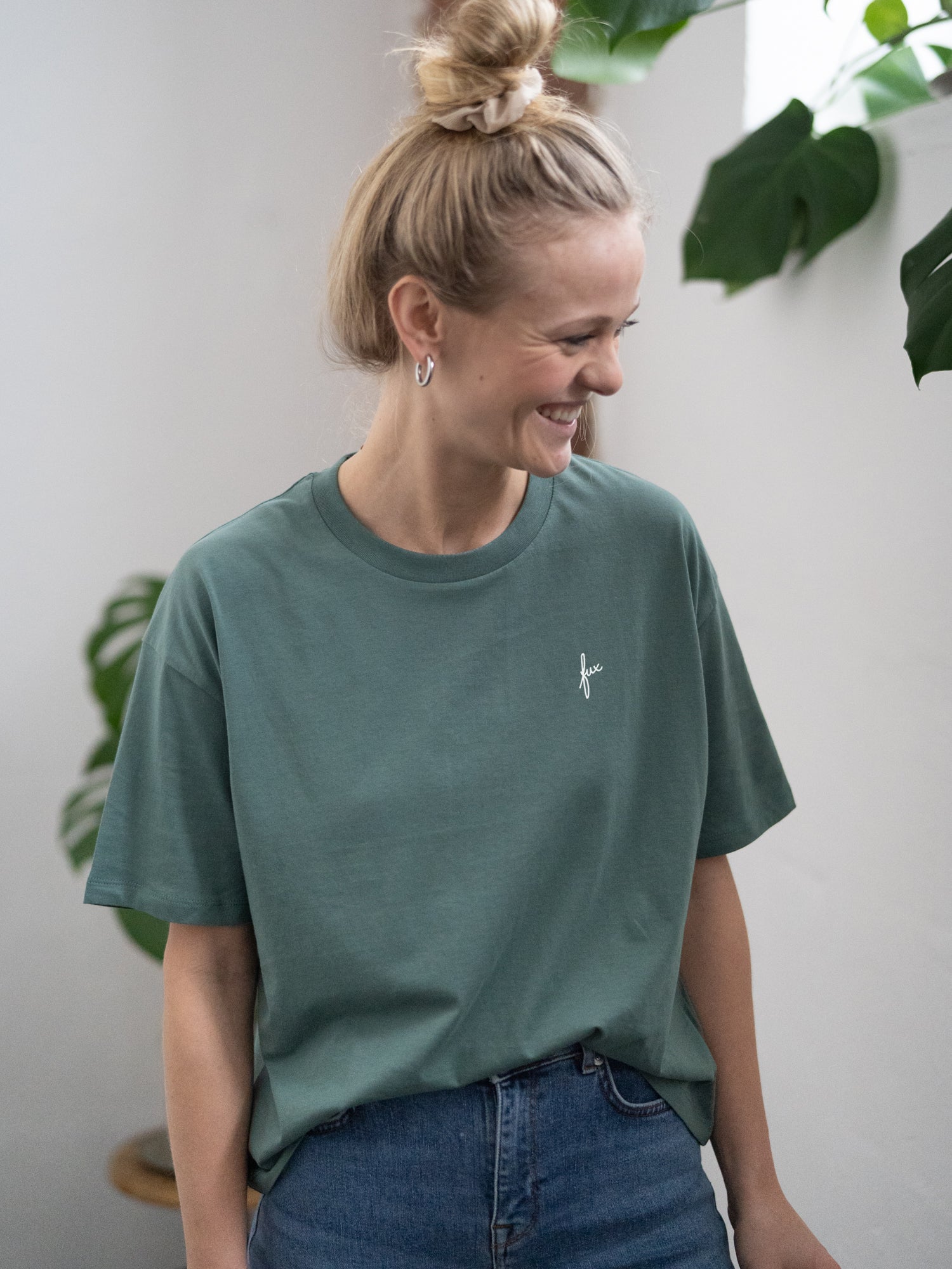 Greta trägt das Fair Fashion Frauen boxy T-Shirt in meeresgrün von FUXBAU