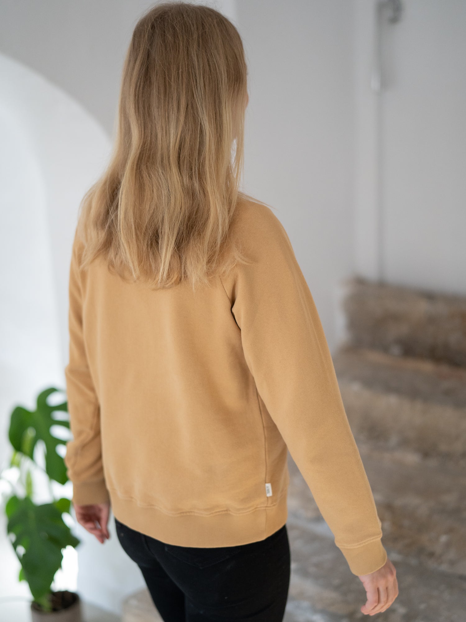 Nachhaltiger Frauen fux Sweater von FUXBAU aus 100% GOTS zertifizierte Biobaumwolle in der Farbe senfgelb.