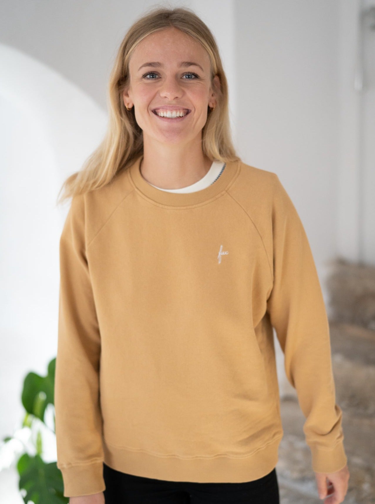Nachhaltiger Frauen fux Sweater von FUXBAU aus 100% GOTS zertifizierte Biobaumwolle in der Farbe senfgelb.