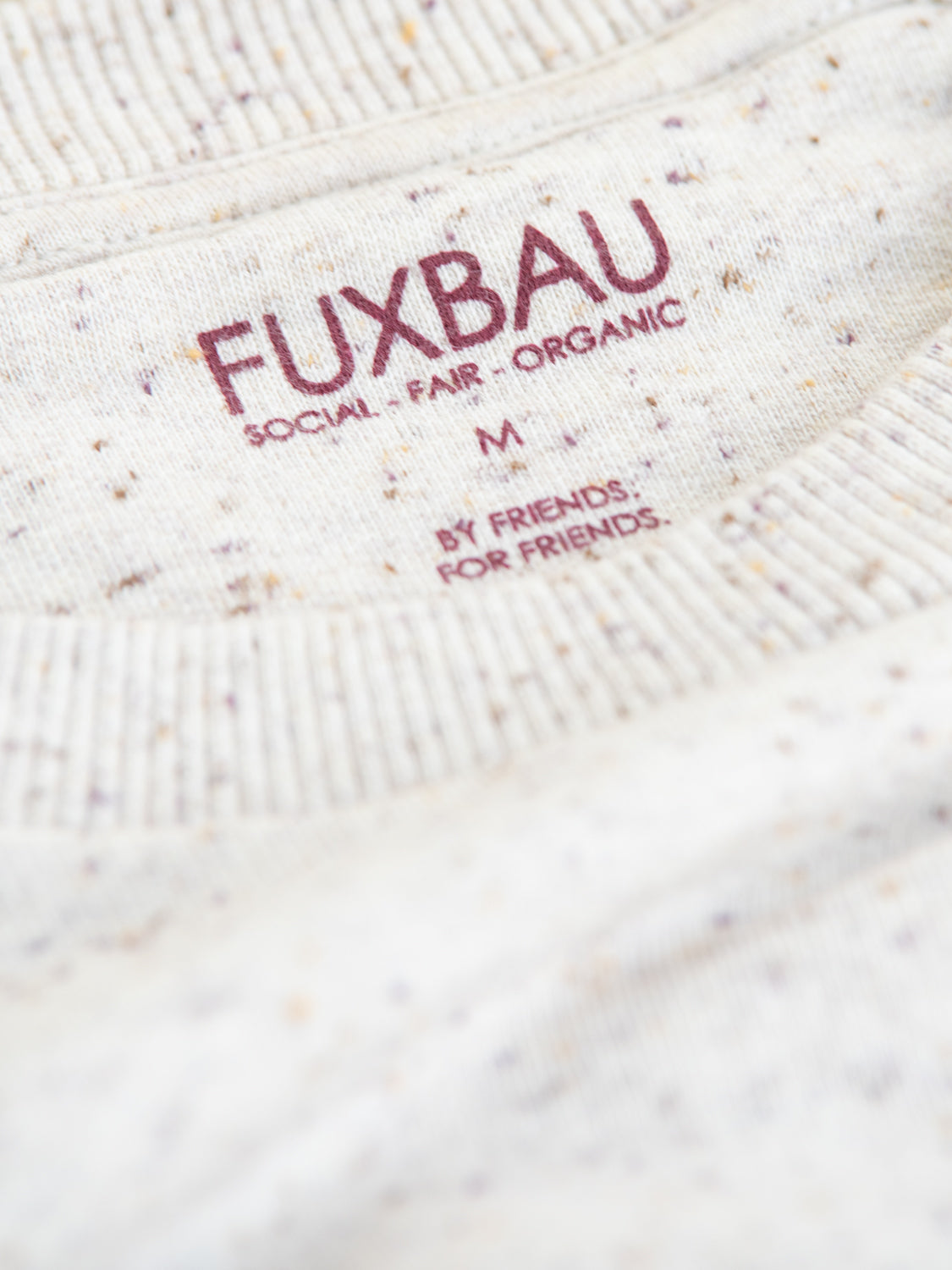 Nachhaltiger FUXBAU Fair Fashion Highlights Sweater aus GOTS zertifizierter Biobaumwolle mit feinen bunten Punkten in beige.