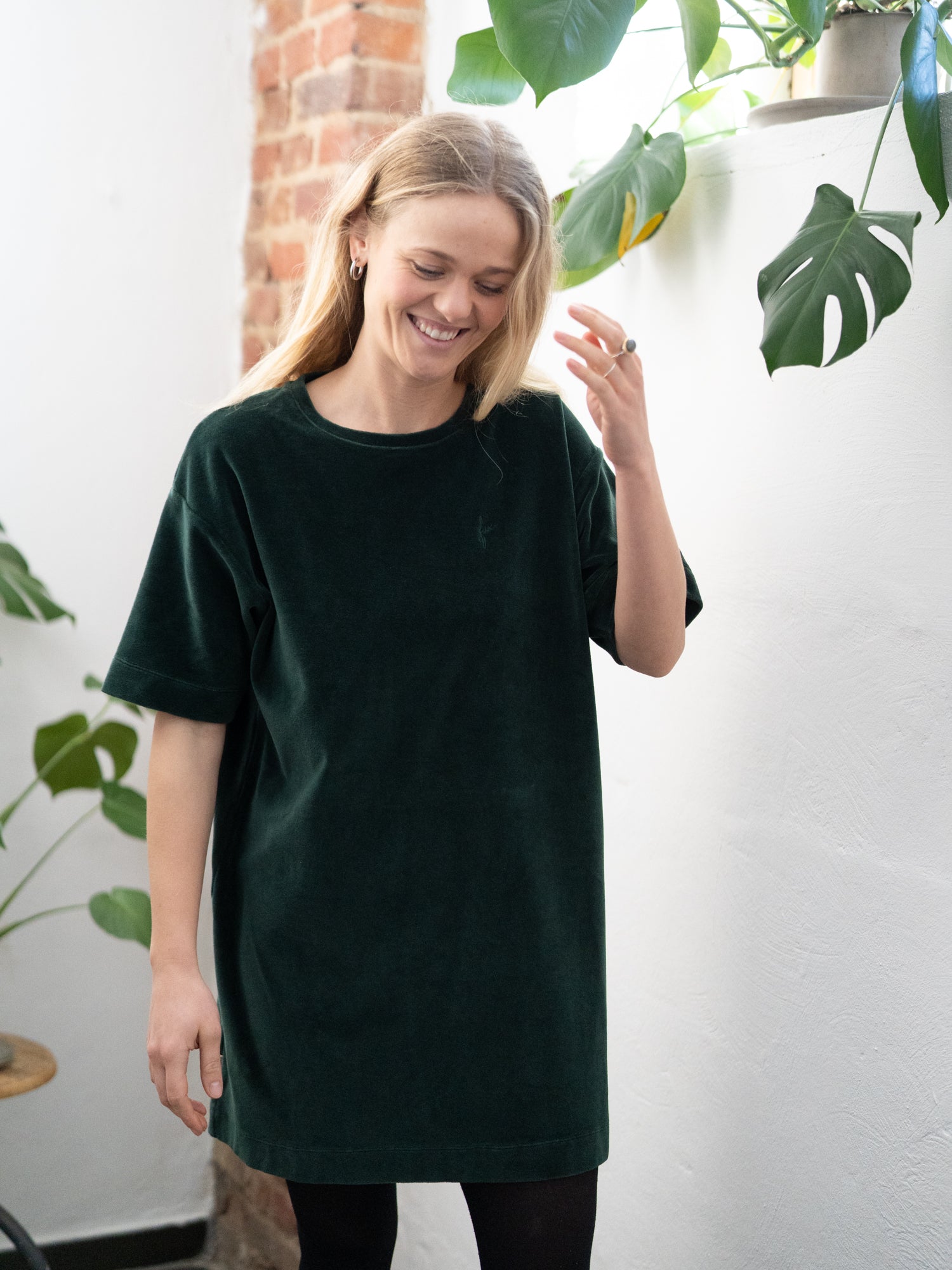 Greta trägt unsere Fair Fashion Samt Keid in grün