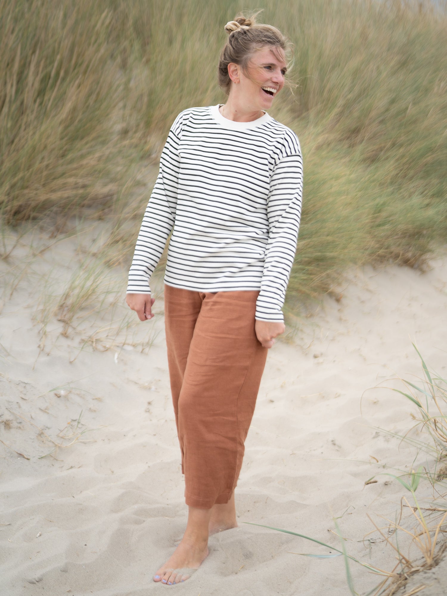 Zeitlose Damen Leinenhose aus 100% Leinen in Sienna Braun – fair hergestellt in Portugal von FUXBAU, kombiniert mit gestreiftem Oberteil