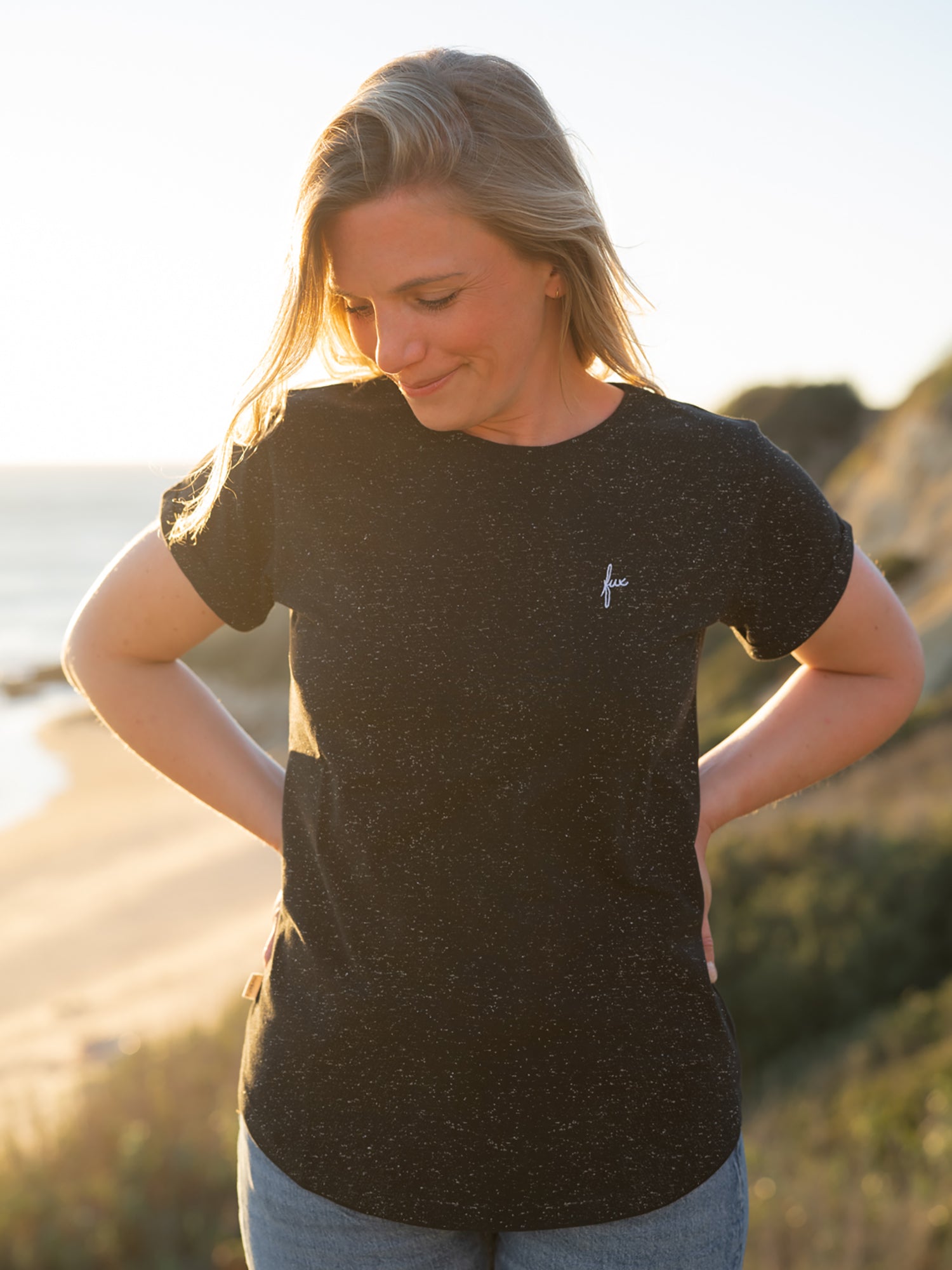 Nachhaltiges Fair Fashion Frauen T-Shirt von FUXBAU in schwarz aus Biobaumwolle und weissen neps Punkten.