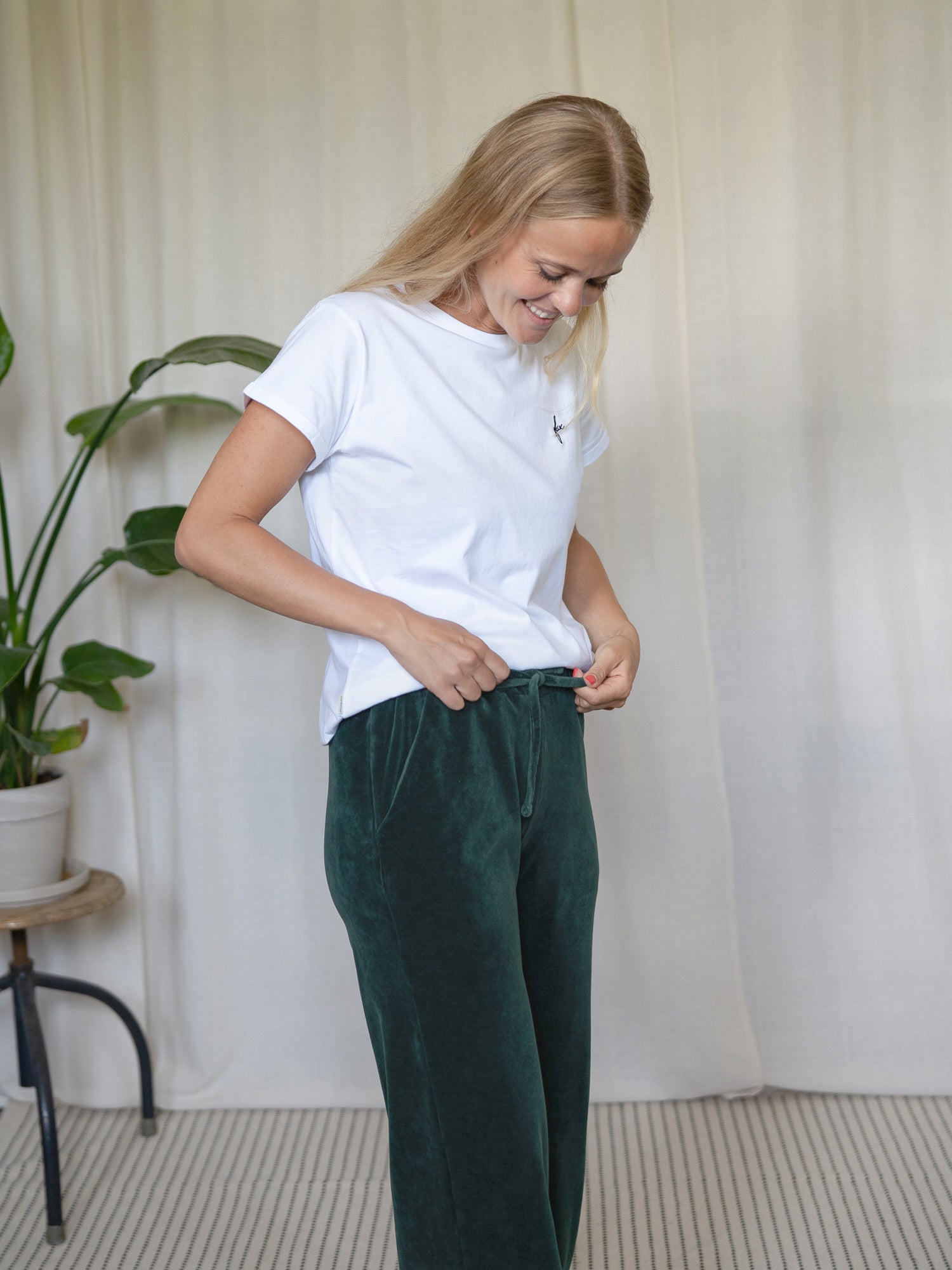 Seitliche Ansicht der FUXBAU Frauen Samthose Greta in Dunkelgrün – fair produziert aus 100% Biobaumwolle mit GOTS-Zertifizierung.