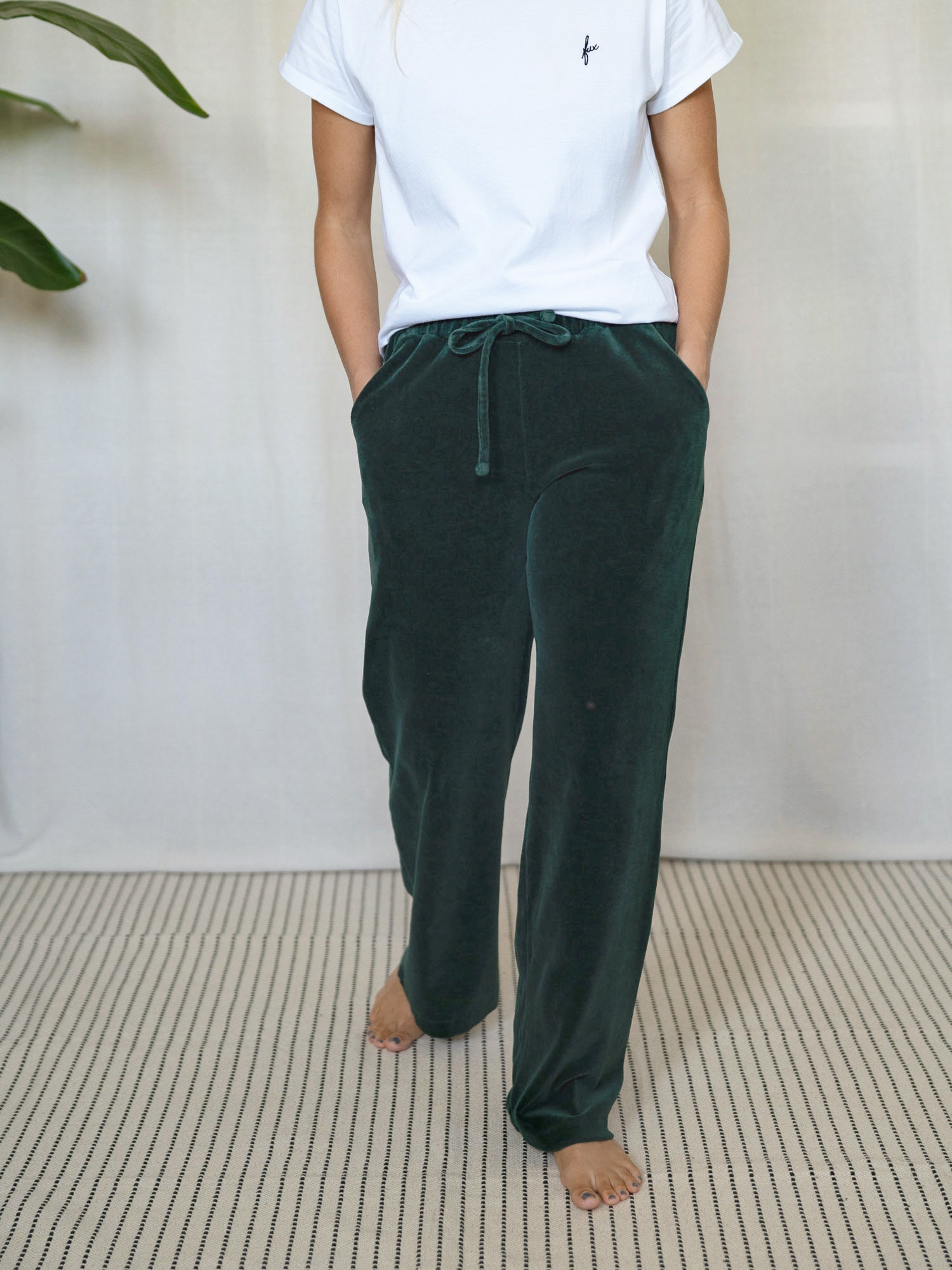 Nachhaltige FUXBAU Samthose Greta in Dunkelgrün – Frauenhose aus Biobaumwolle, Fair Fashion mit weitem Schnitt und Kordelzug.
