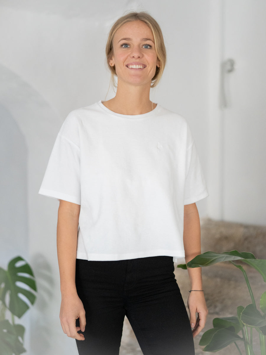 Greta trägt unser nachhaltiges Fair Fashion FUXBAU Frauen Samt T-Shirt in weiß aus 100% extra weicher GOTS zertifizierter Biobaumwolle mit fux Stick