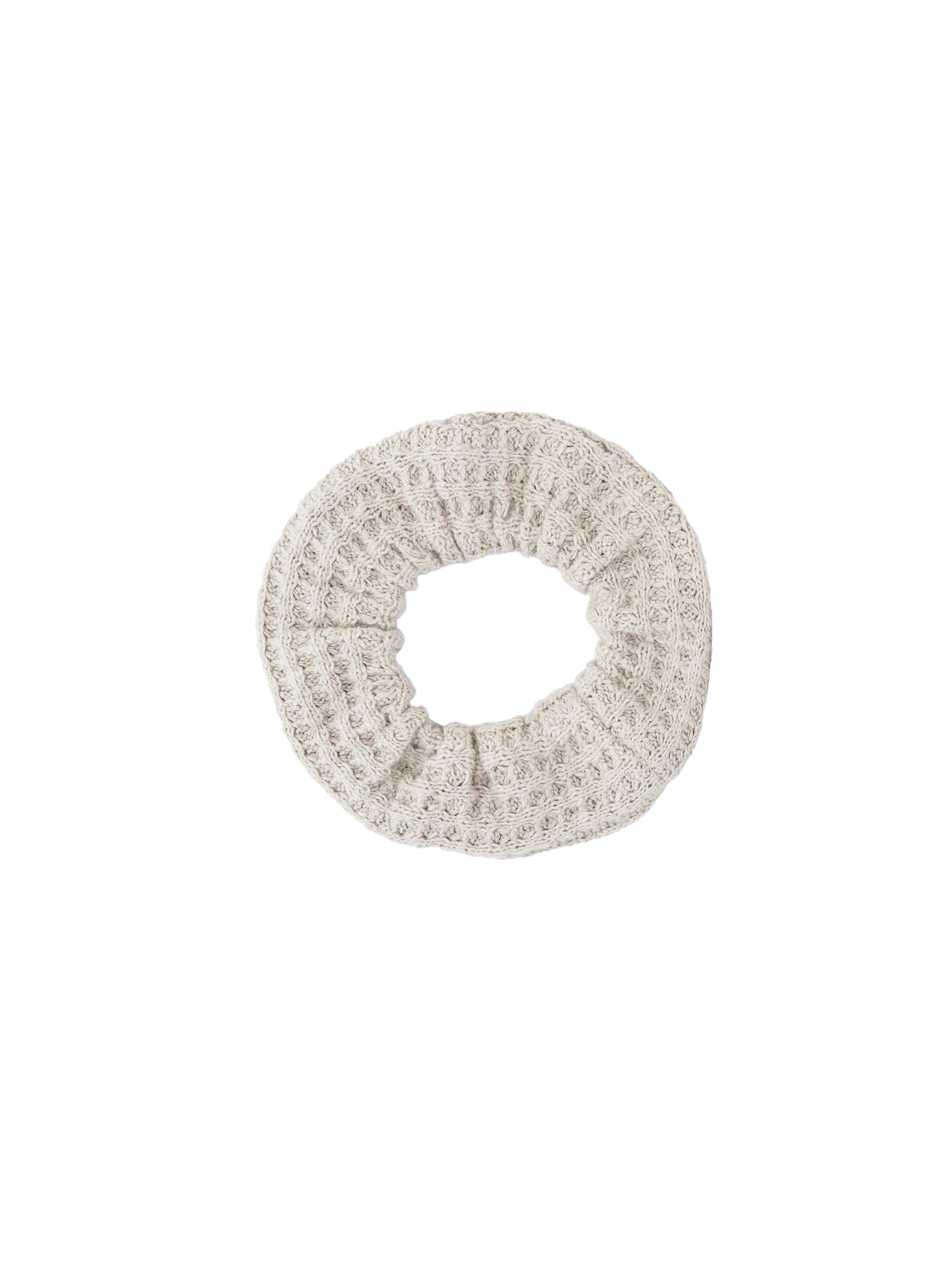 Beiger Scrunchie aus Waffelstrick von FUXBAU – seitliche Ansicht des nachhaltigen Haargummis aus fairer Produktion.

