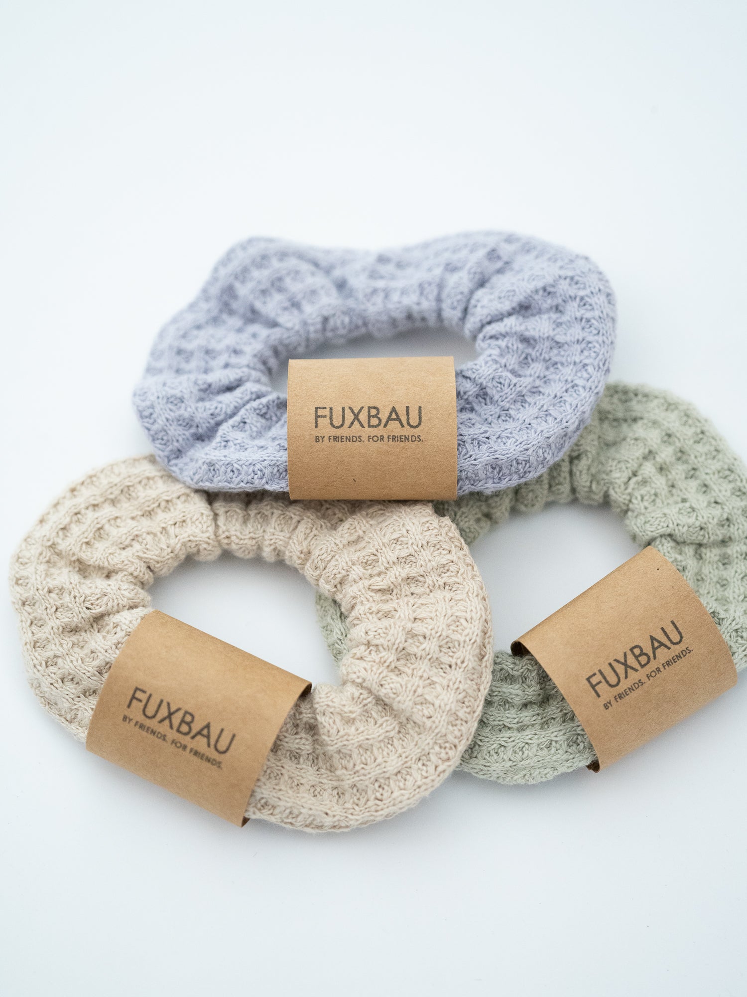 Dreierpack FUXBAU Scrunchies aus Waffelstrick in Naturtönen – nachhaltige Haargummis für Frauen aus fairer Produktion.


