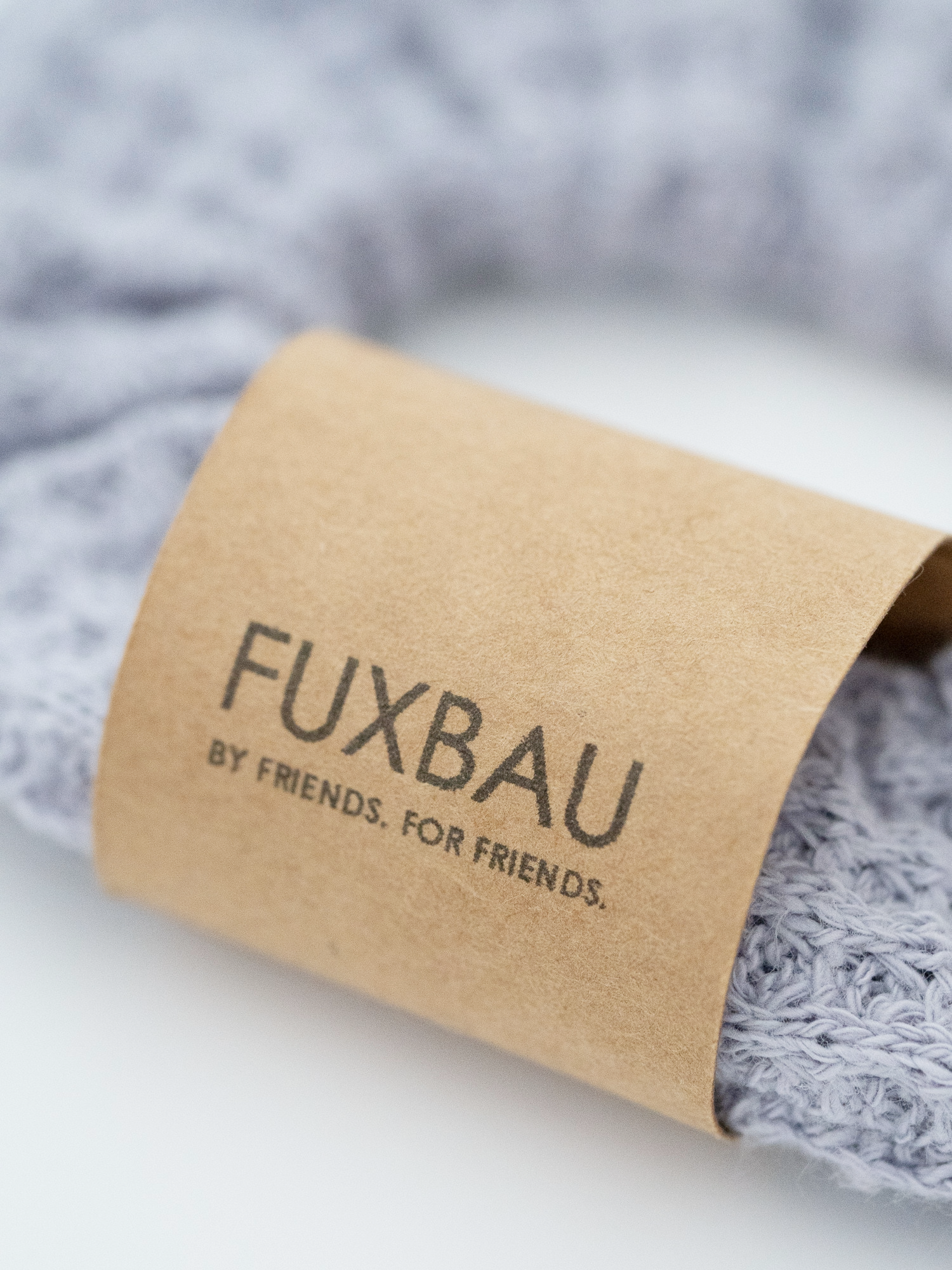 Lavendelfarbener Scrunchie aus Waffelstrick von FUXBAU – nachhaltiges Haargummi für Frauen, fair produziert in Europa.