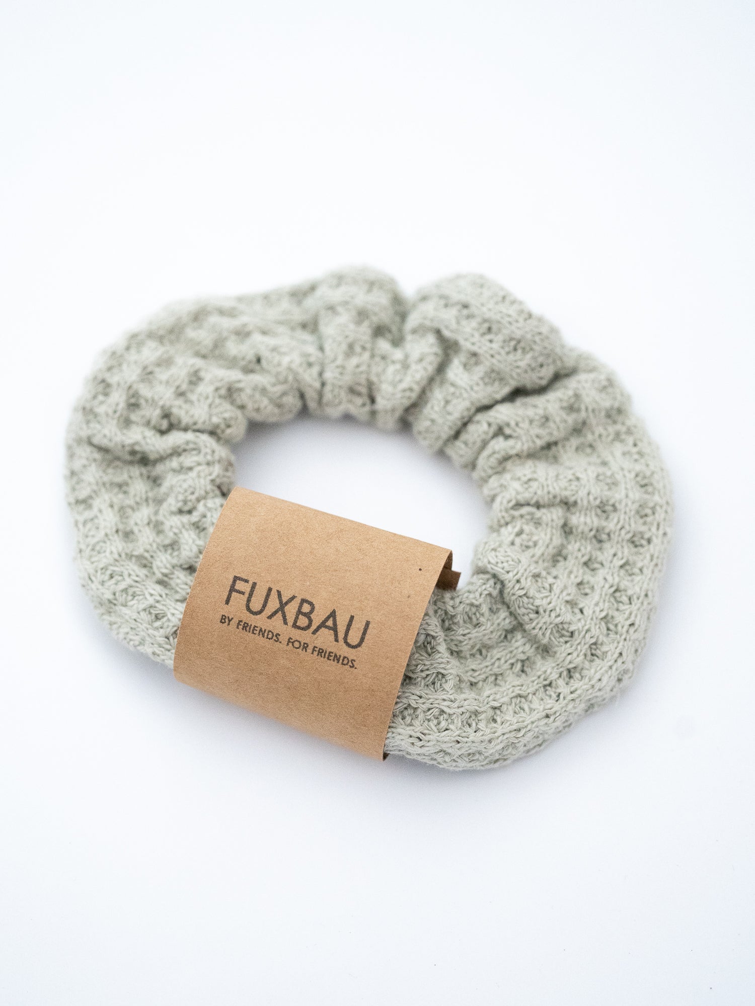 Salbei Scrunchie aus Waffelstrick von FUXBAU – seitliche Ansicht des nachhaltigen Haargummis aus fairer Produktion.


