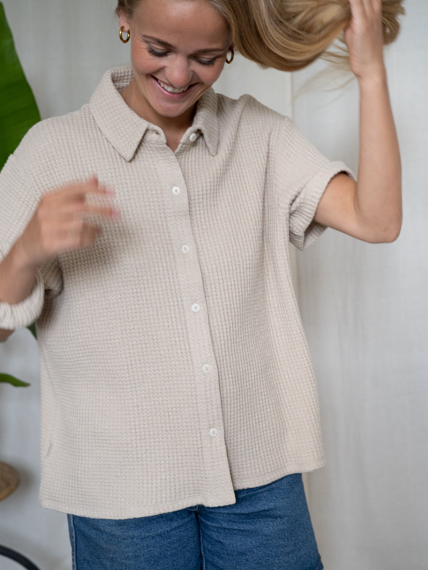 Faire Damen Bluse aus GOTS-zertifizierter Bio-Baumwolle – lockerer Schnitt mit Kragen und Knopfleiste in Beige