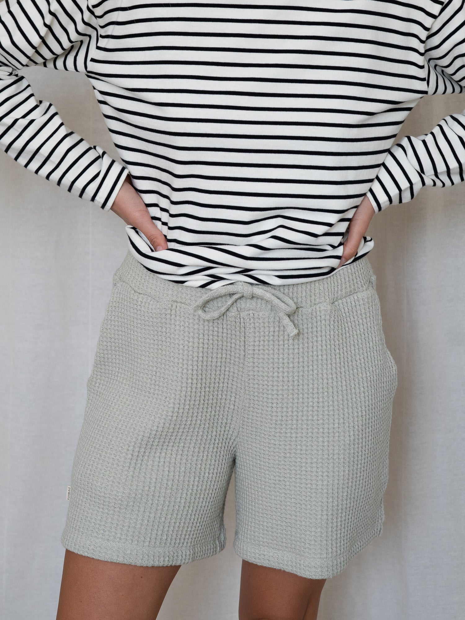 Waffelstrick Shorts für Damen in Salbei – nachhaltige Bio-Baumwolle mit Bindeband, fair produziert in Portugal