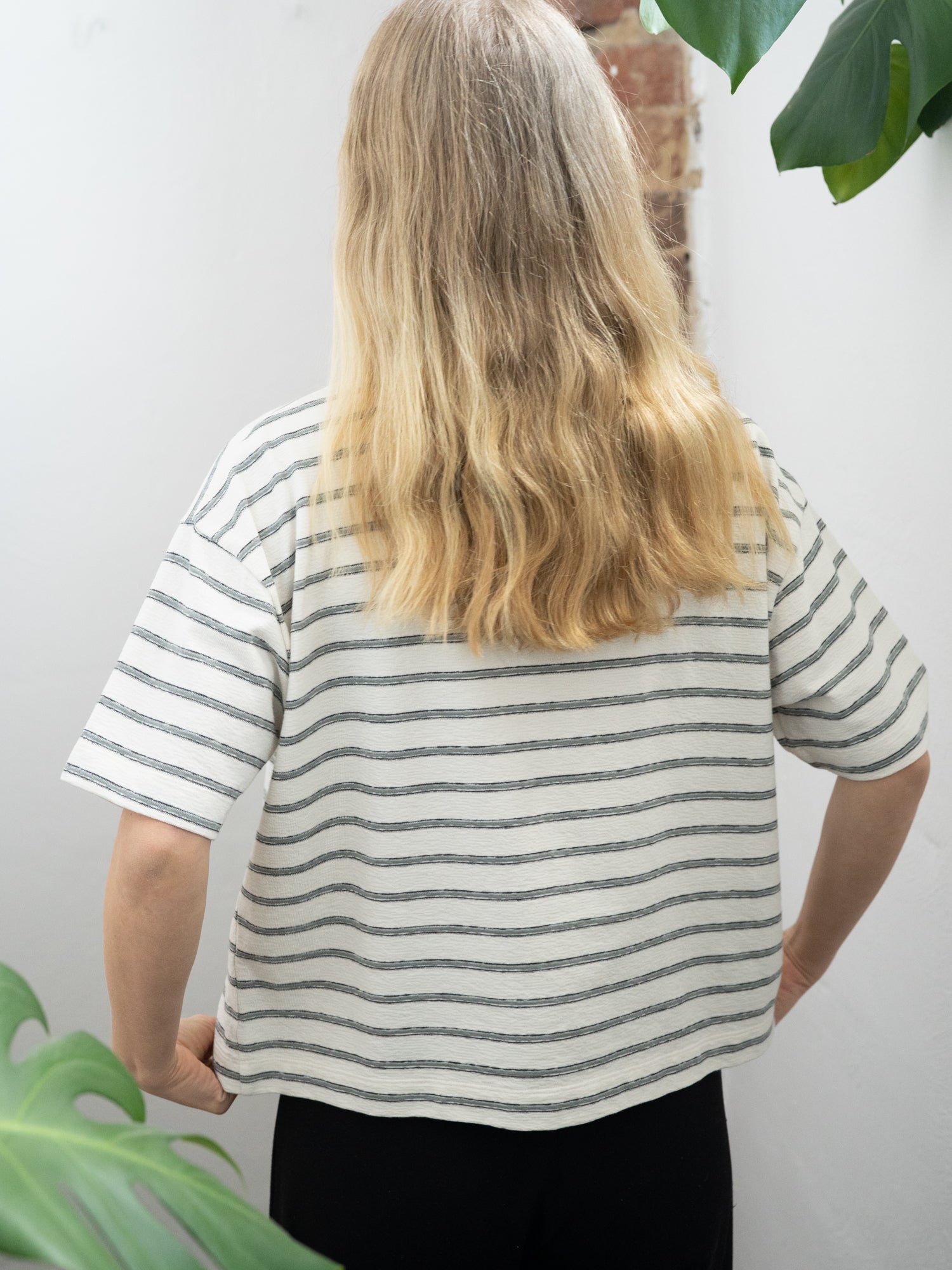 Nachhaltiges gestreiftes Boxy Frauen T-Shirt aus 100% Biobaumwolle Made in Portugal in cremeweiss salbei.